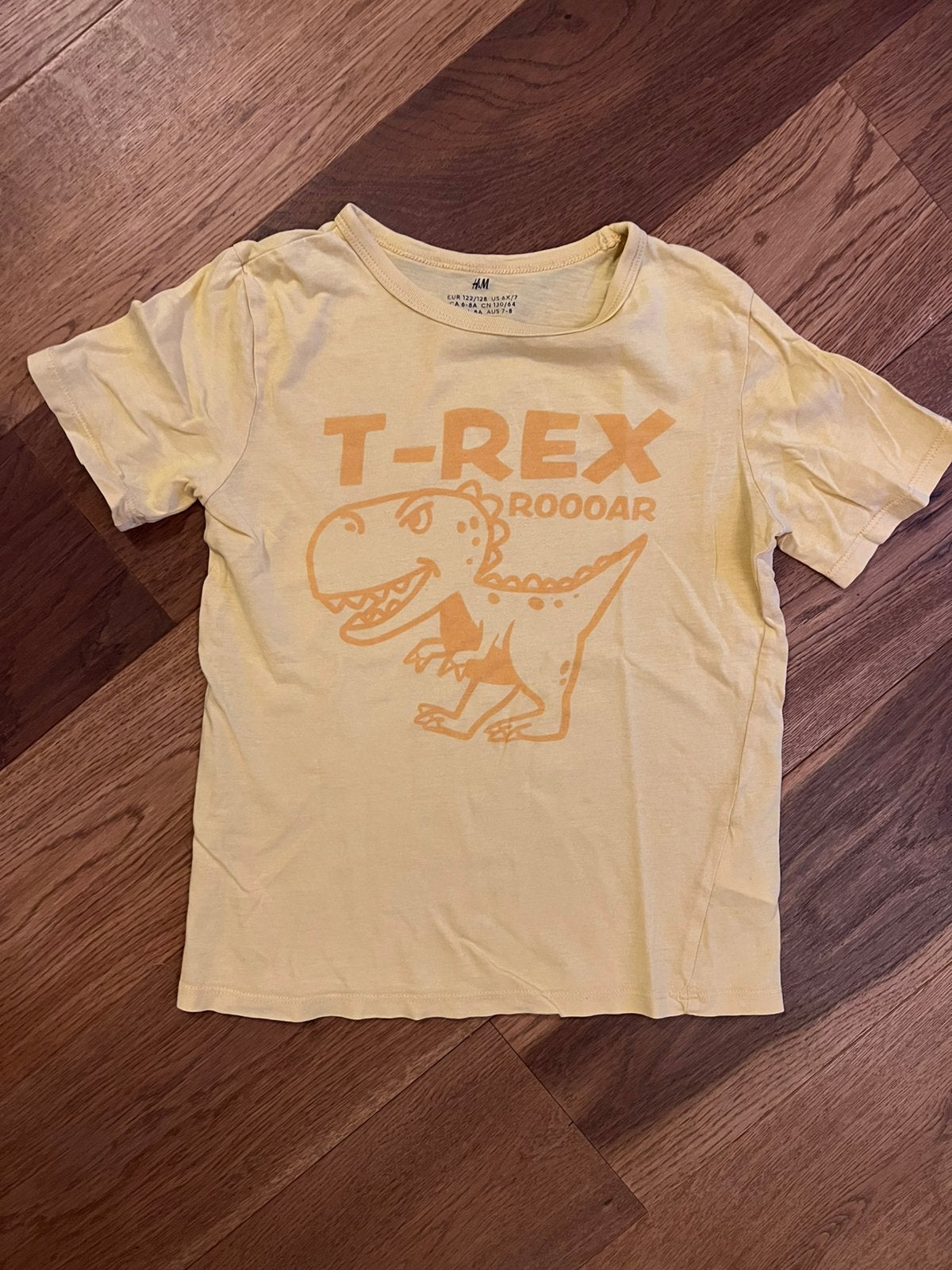 Geel H&M T-Rex T-shirt Maat 122/128, Meisje, H&M, Ophalen of Verzenden, Zo goed als nieuw