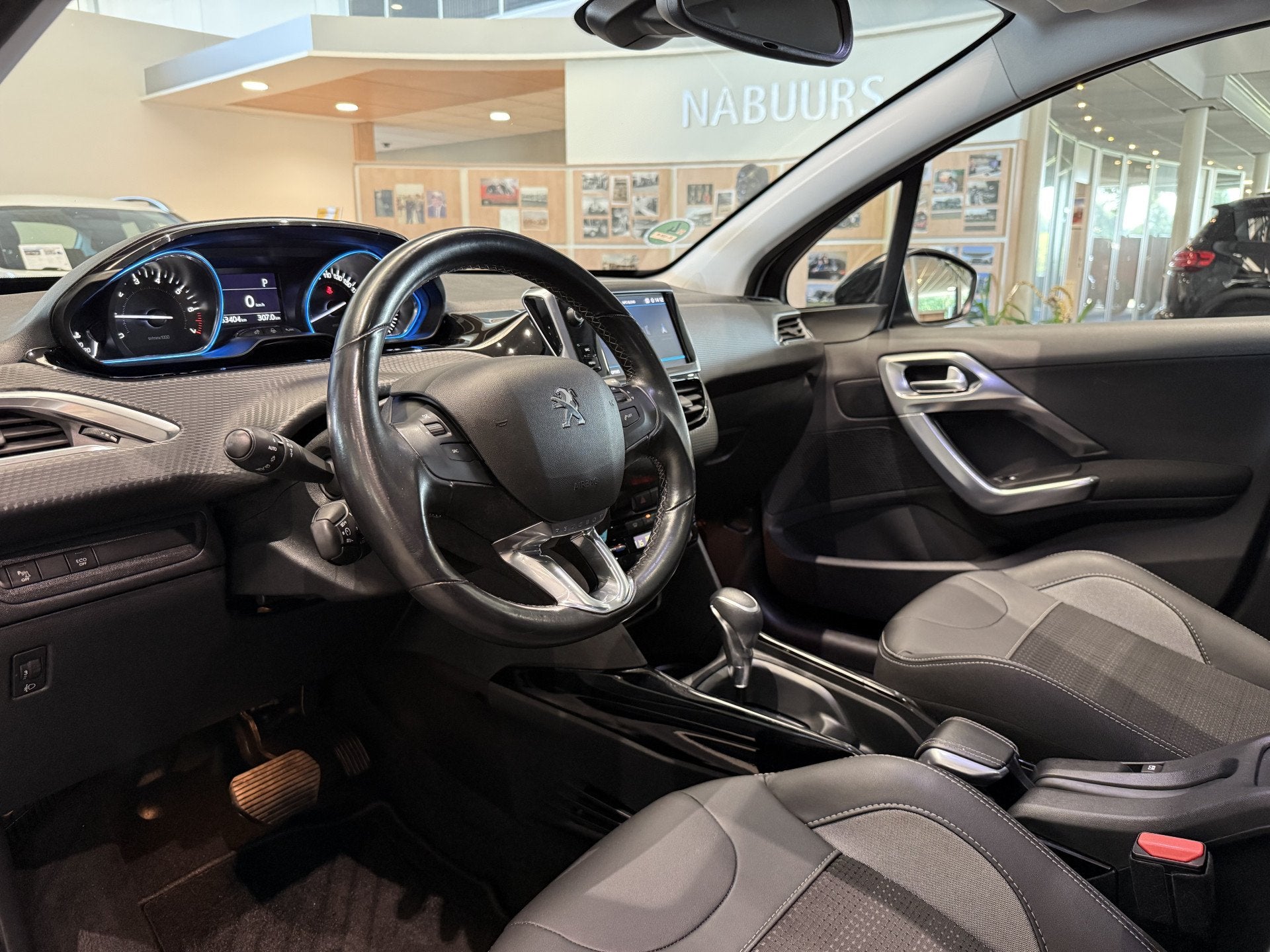 Peugeot 2008 1.2 110pk EAT6 BL Allure NL auto, Trekhaak, Pan, Auto's, 12 maanden, Euro 6, 1199 cc, Leder en Stof