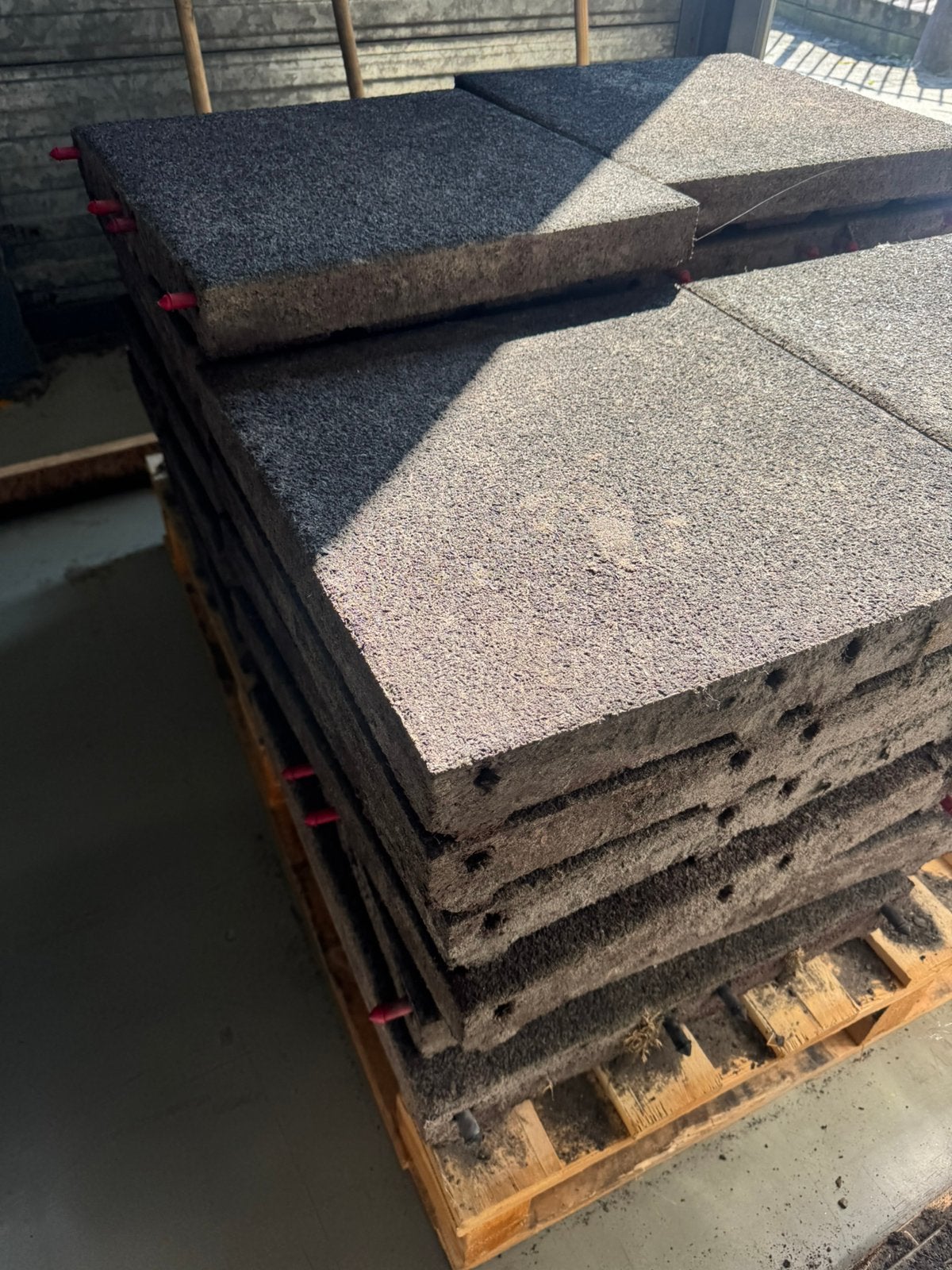 Rubber Tegels 50 x 50 x 6cm  €4,- per stuk!