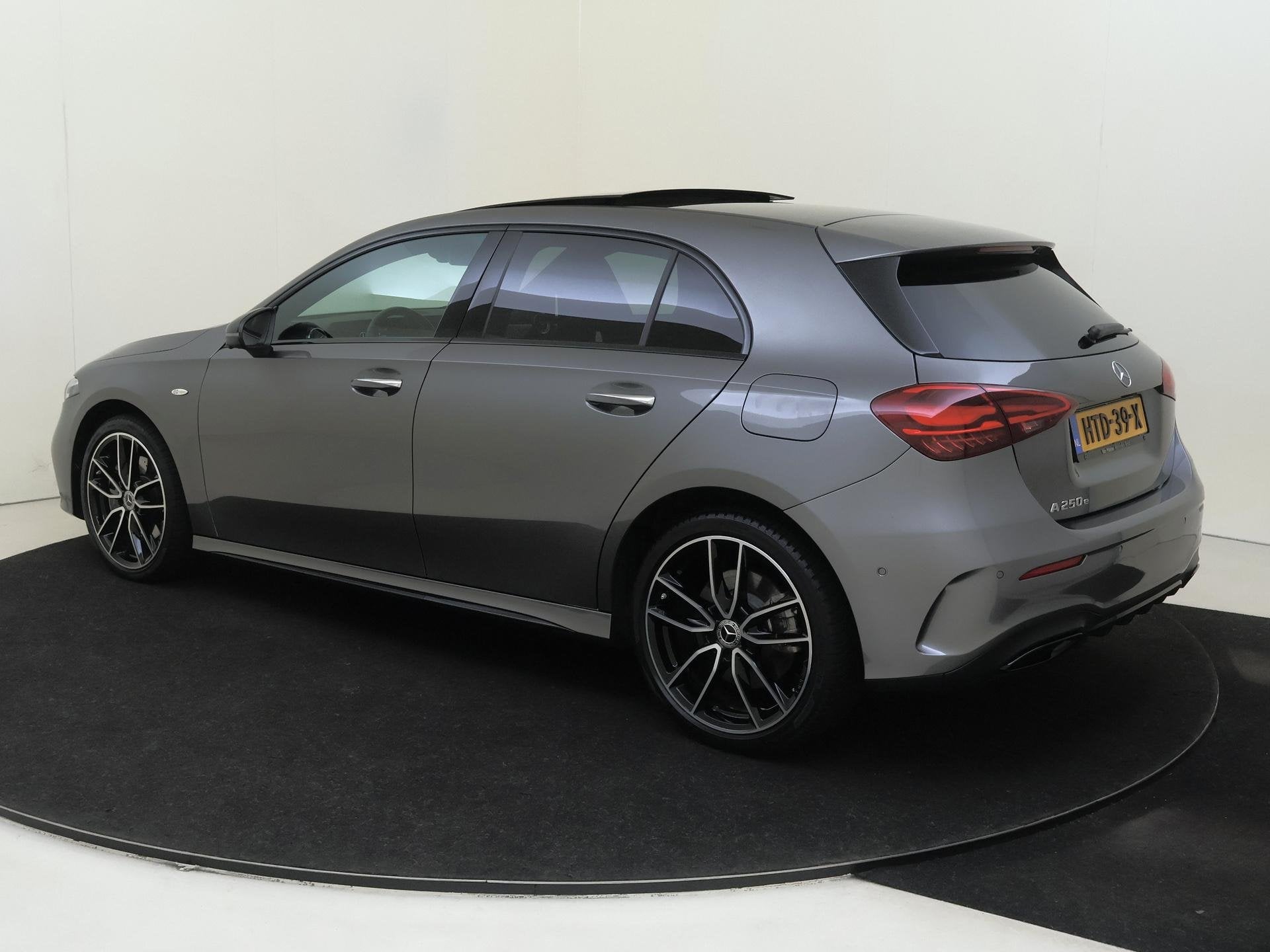 Mercedes-Benz A-klasse 250 e Business Solution AMG / Premium, Auto's, Mercedes-Benz, Gebruikt, 4 cilinders, Bedrijf, Hybride Elektrisch/Benzine