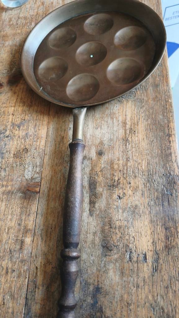 Antieke koperen poffertjespan met houten handvat, Antiek en Kunst, Ophalen of Verzenden