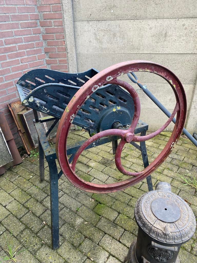 Oude bietenmolen - decoratief of voor onderdelen, Tuin en Terras, Tuinbeelden, Overige typen, Ophalen