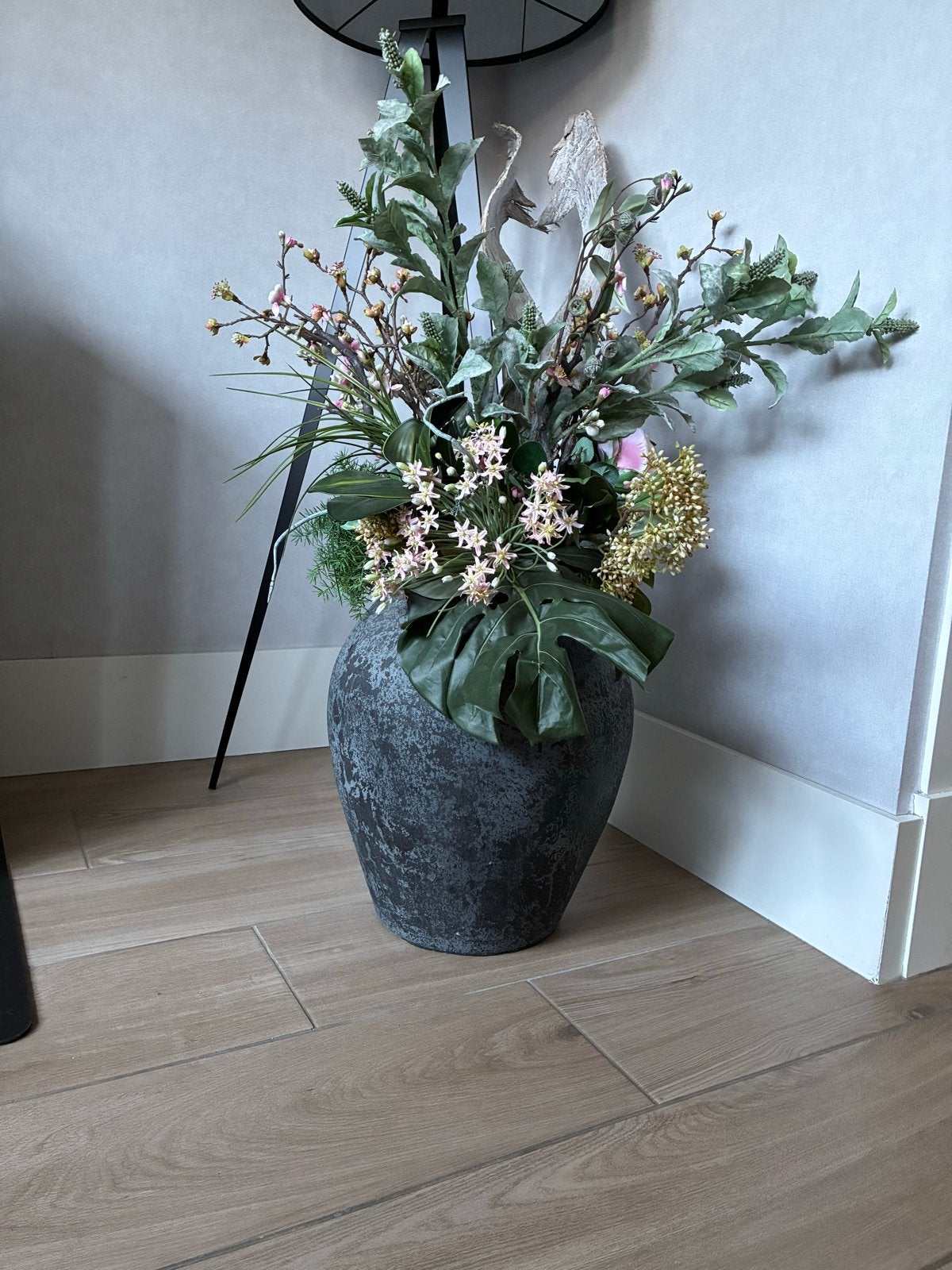 Grote decoratieve vaas met kunstbloemen, Ophalen, Overige materialen, Met patroon/structuur, Zwart