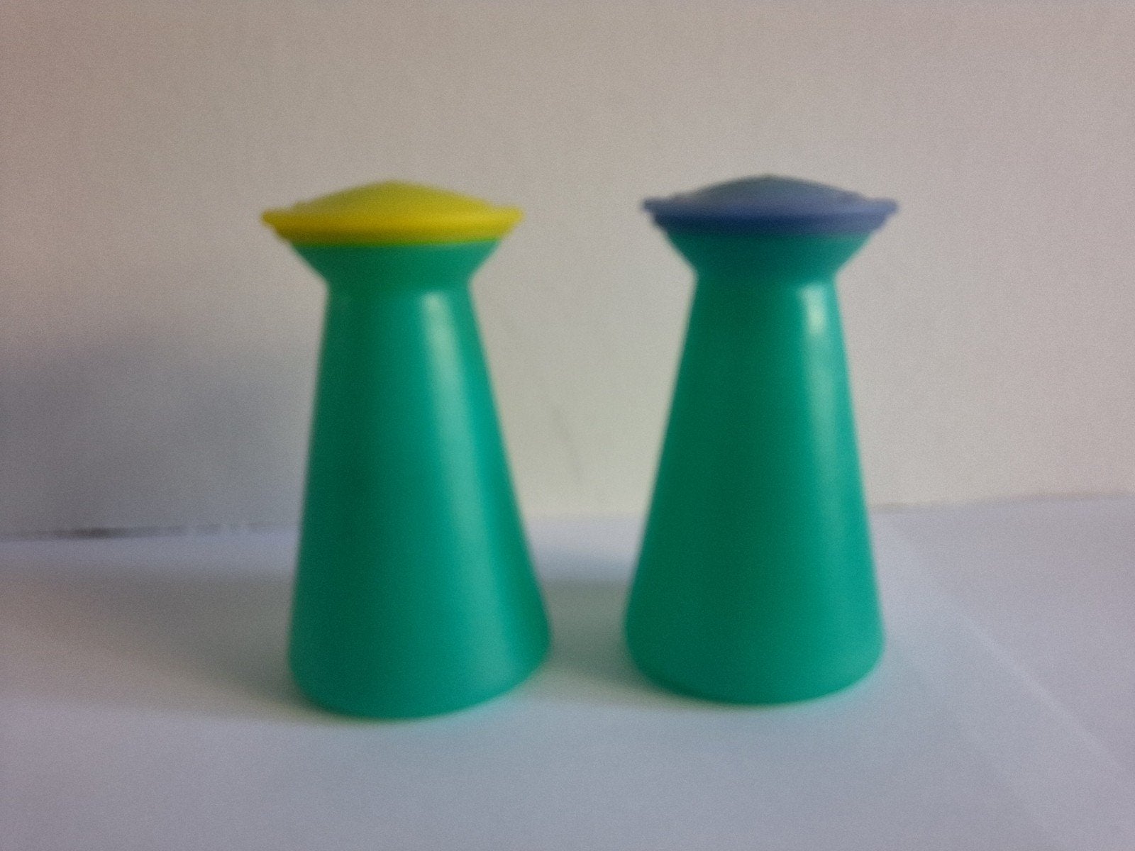 TUPPERWARE Strooiers Groen met Gele en Blauwe Dop, Gebruikt, Overige typen, Ophalen of Verzenden, Met deksel