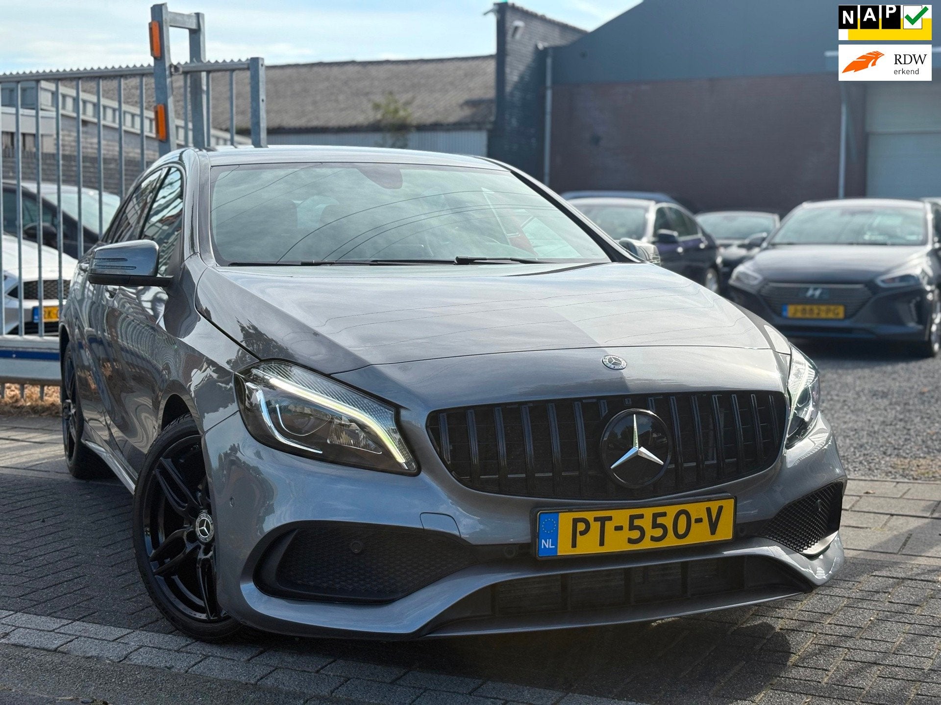 Mercedes-Benz A-klasse 180 Sport Edition | AMG Line | 18”, Auto's, Mercedes-Benz, Gebruikt, 122 pk, 19 km/l, Zilver of Grijs