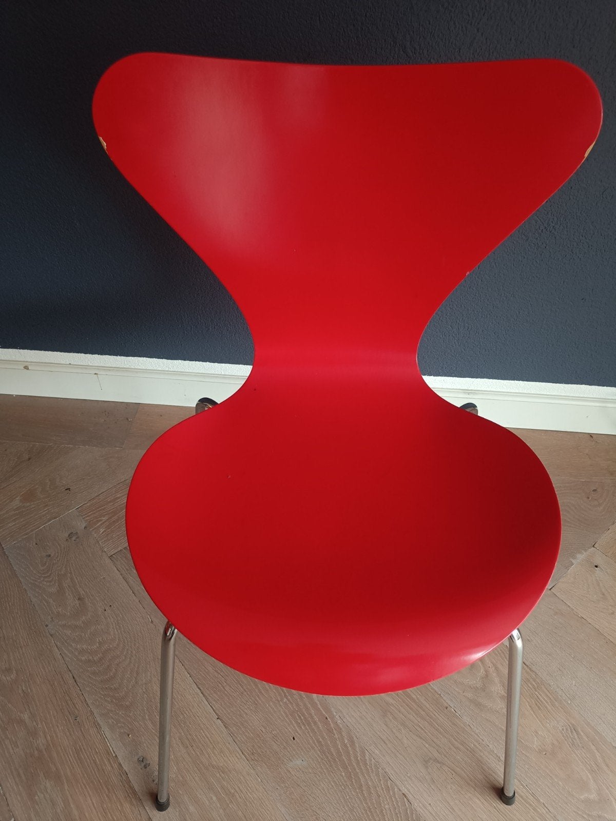 4 Fritz Hansen Series 7 vlinderstoel Rood MAG PER STUK, Gebruikt, Hout, Ophalen of Verzenden, Retro rond elegant design