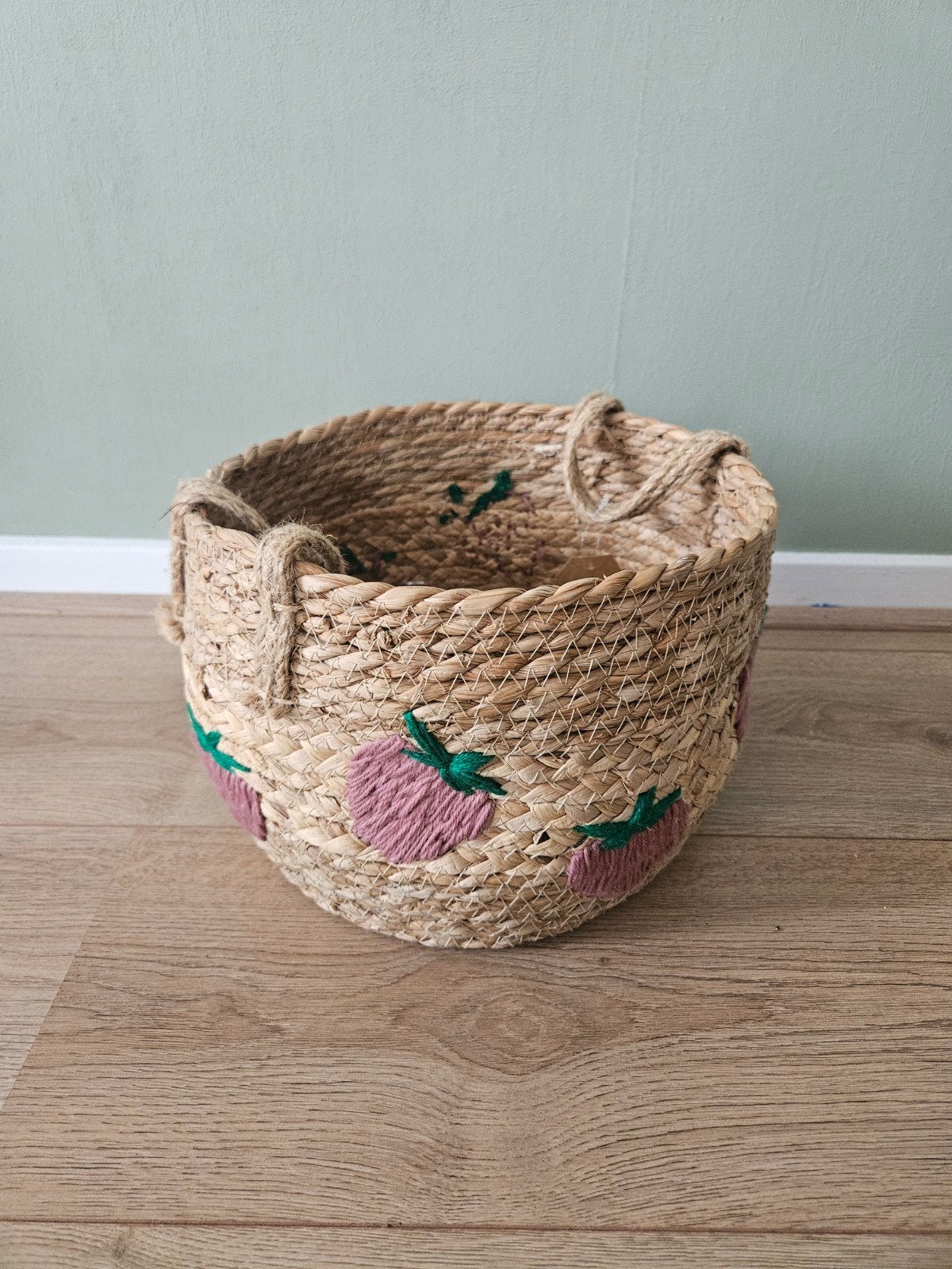 Decoratieve rieten mand met aardbeien borduursel, Huis en Inrichting, Ophalen, Rond, Riet