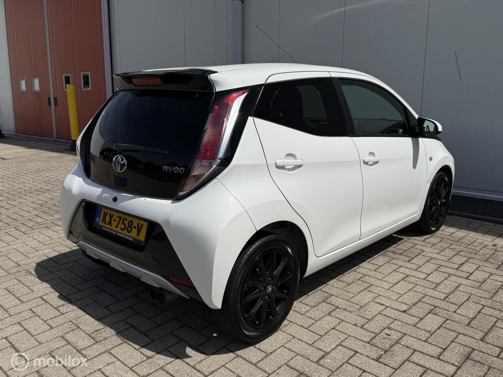 Toyota Aygo 1.0 VVT-i x-sport uitvoering Airco NAP LM velgen, Voorwielaandrijving, Gebruikt, Euro 6, 4 stoelen