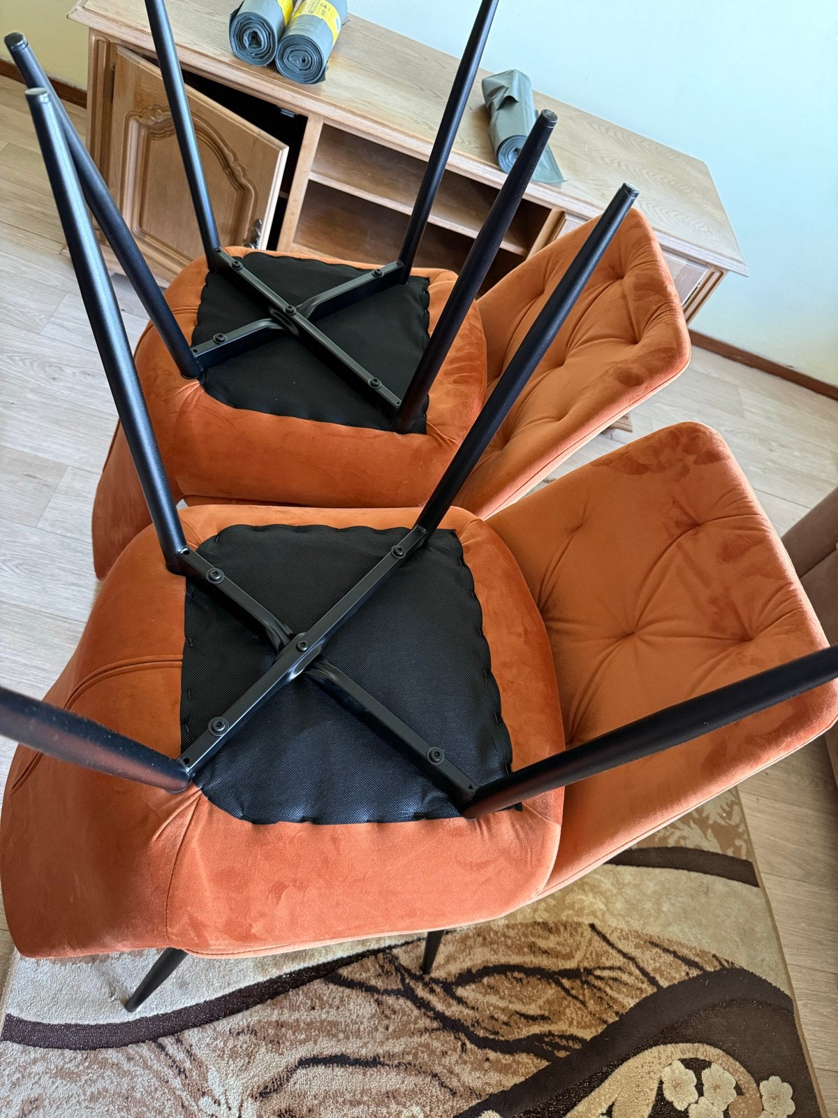 Set van 2 oranje fluwelen stoelen met zwarte poten, Ophalen, Twee, Overige kleuren, Zo goed als nieuw