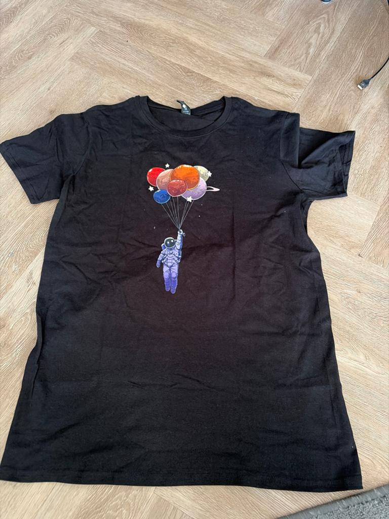 Nieuw Zwart T-shirt met Astronaut en Planeten Maat M, Maat 38/40 (M), Zwart, Nieuw, Ophalen of Verzenden