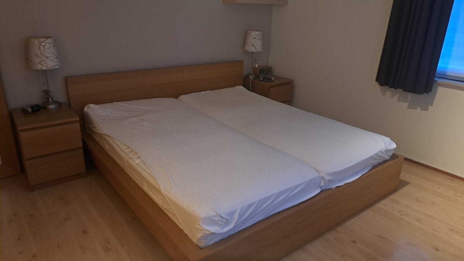 Malm bed 1.80m met elektrische lattenbodems en nachtkastjes, Ophalen