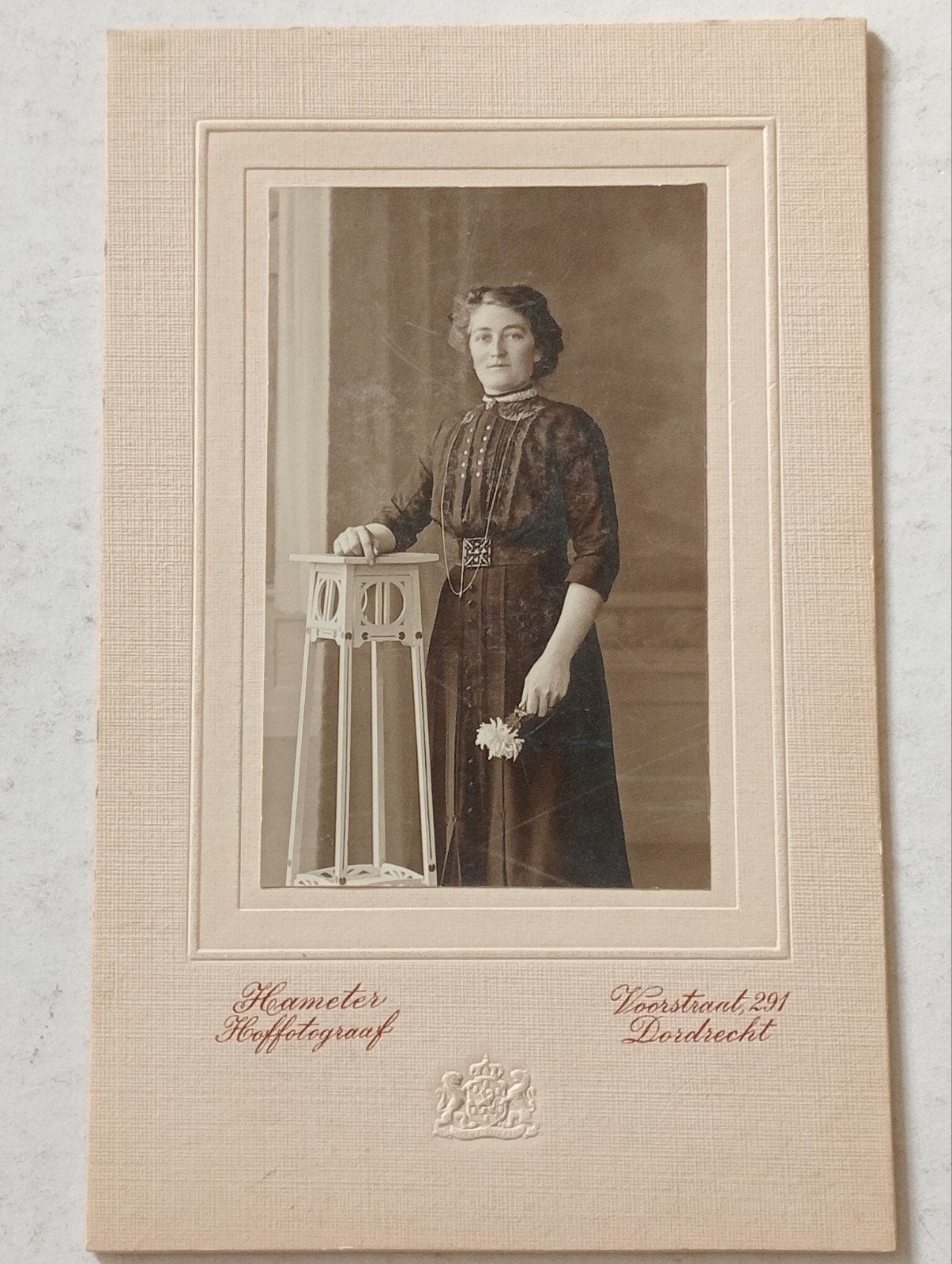 Antieke foto van vrouw met bloem en decoratief object, Gebruikt, Foto, Ophalen of Verzenden, Voor 1940