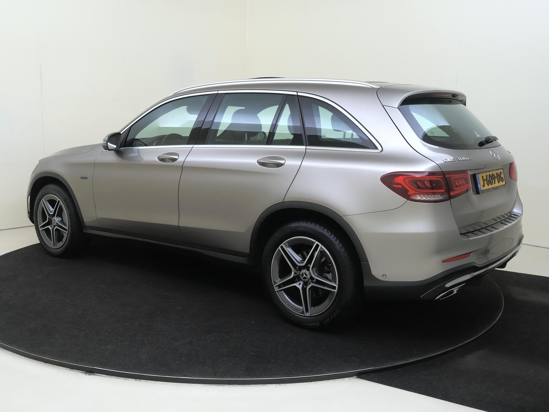 Mercedes-Benz GLC-klasse 300e 4MATIC Premium Plus / Panorama, Auto's, Automaat, 14 kWh, Gebruikt, Euro 6
