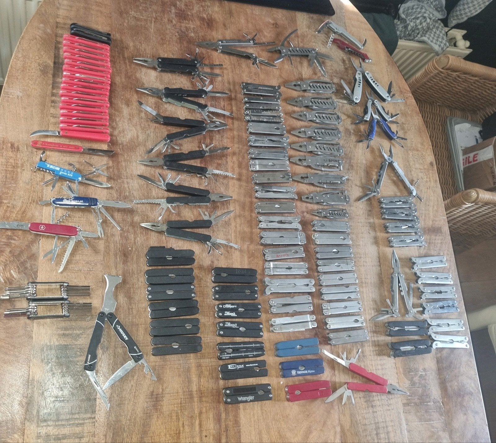 Grote partij van 104 opvouwbare multitools en zakmessen, Ophalen of Verzenden, Zo goed als nieuw, Multitool, Overige merken