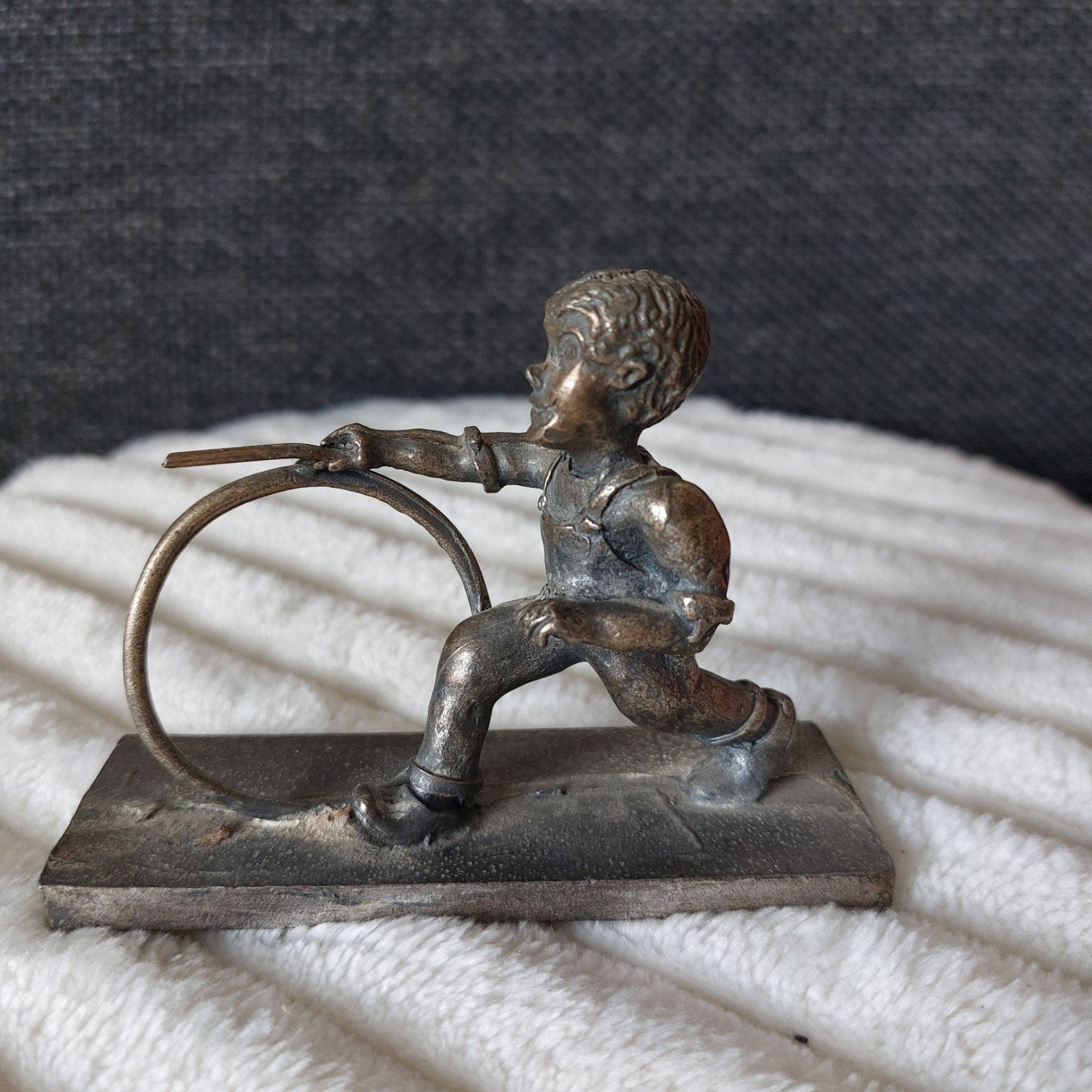 Bronzen beeldje jongen met hoepel, Antiek en Kunst, Ophalen of Verzenden
