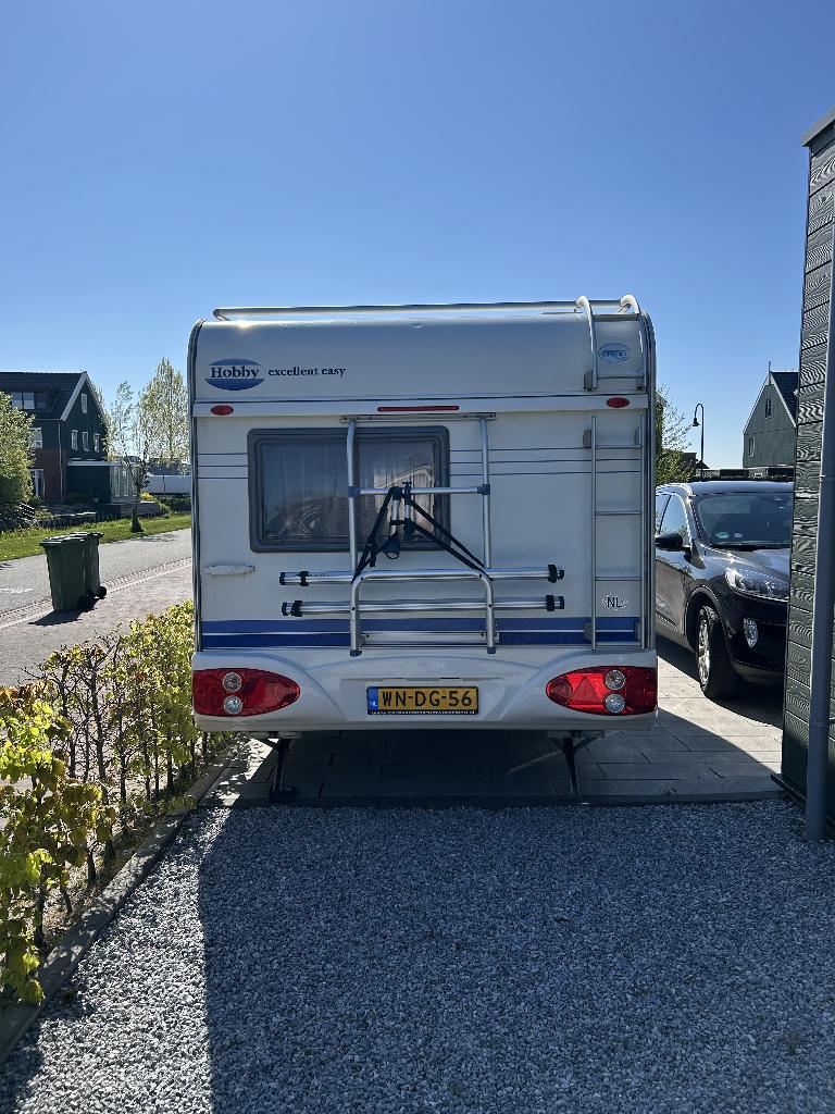 Hobby 400 SF 2004 met voortent en 2 luifels, Caravans en Kamperen, Hobby, Dwarsbed, Treinzit, 750 - 1000 kg