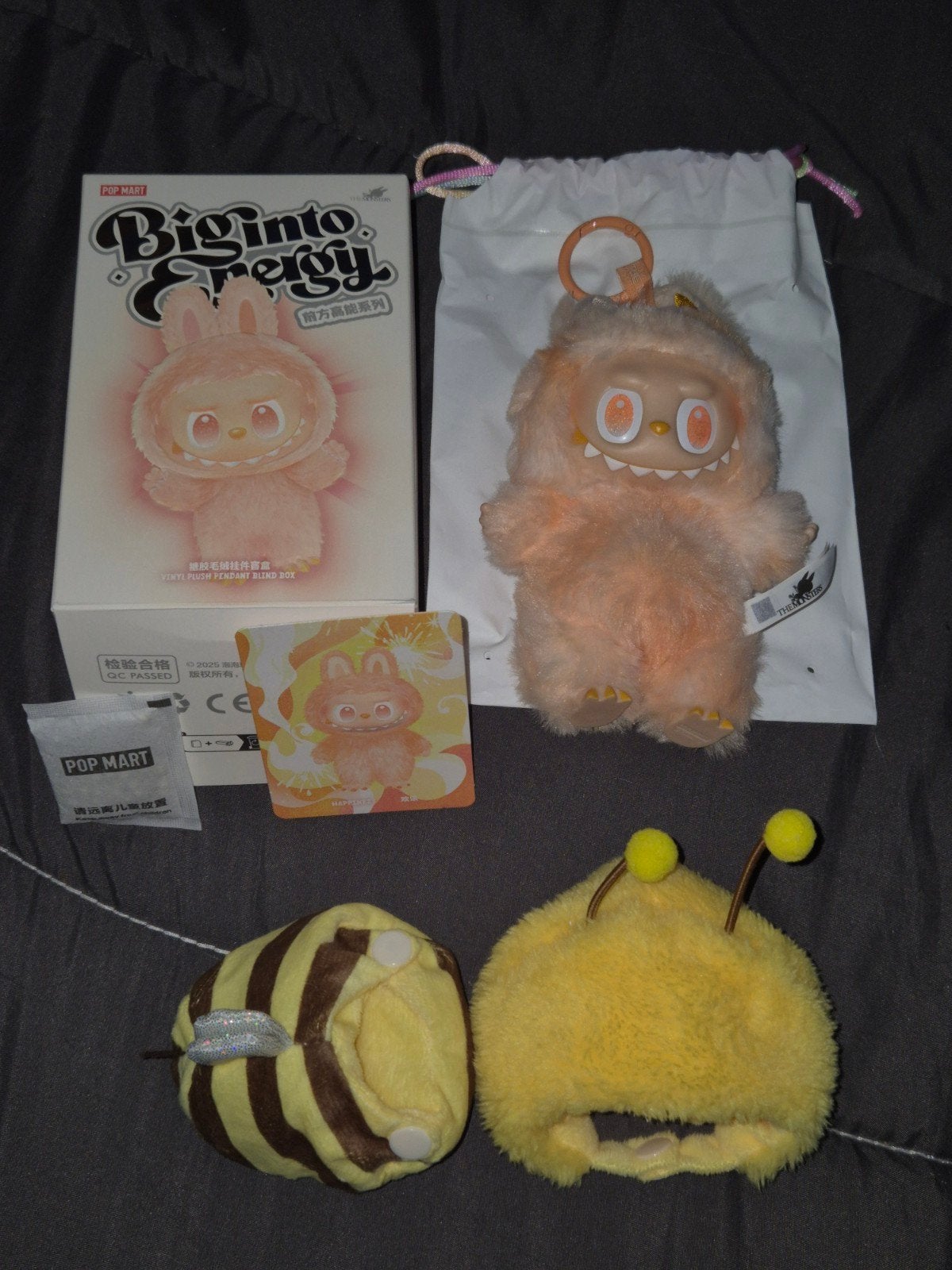 Popmart Labubu the Monsters Big in Energy Happiness + bijtje, Verzamelen, Poppetjes en Figuurtjes, Ophalen of Verzenden, Zo goed als nieuw