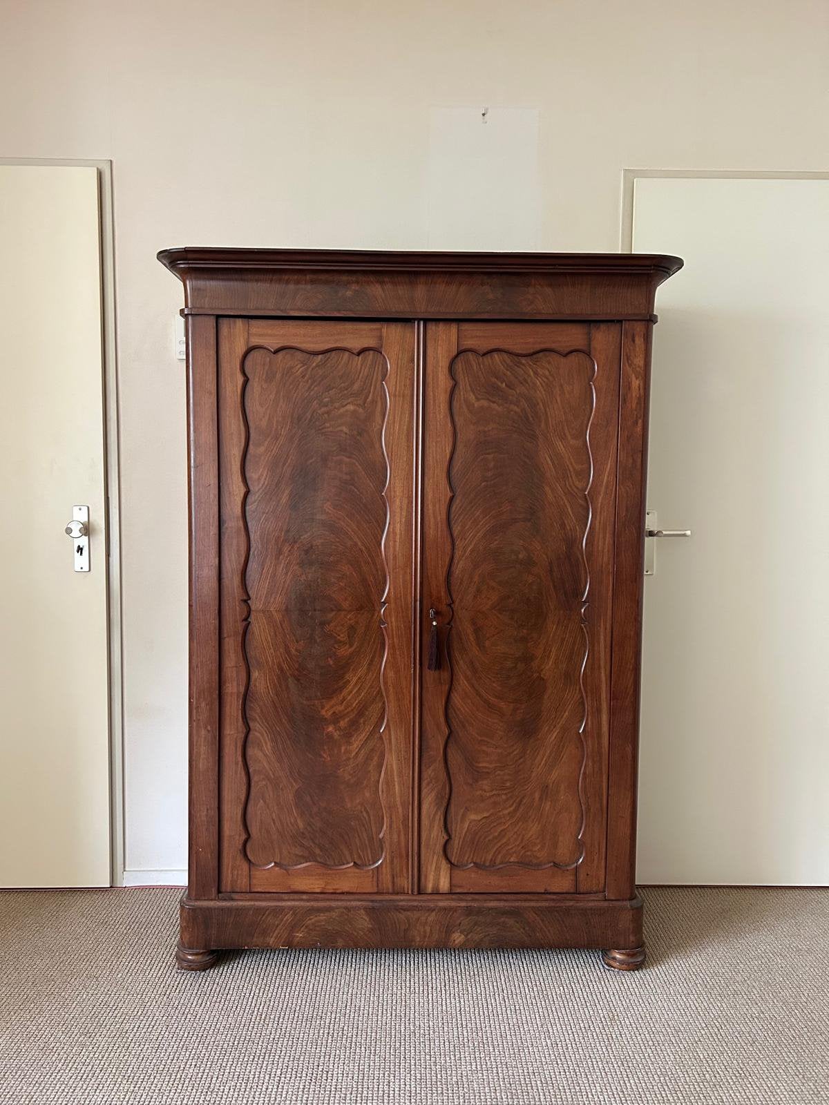 mahoniehouten Biedermeier linnenkast, Ophalen