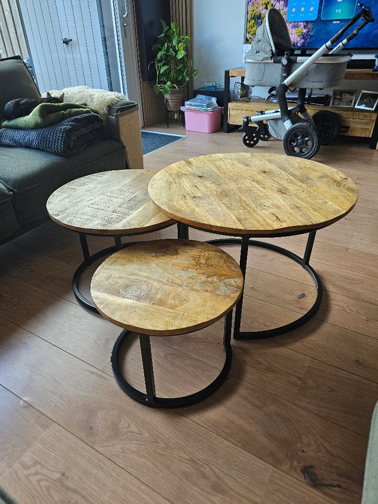 Salontafel driedelig mangohout met zwart metalen onderstel, Huis en Inrichting, Tafels | Salontafels, Zo goed als nieuw, Minder dan 50 cm