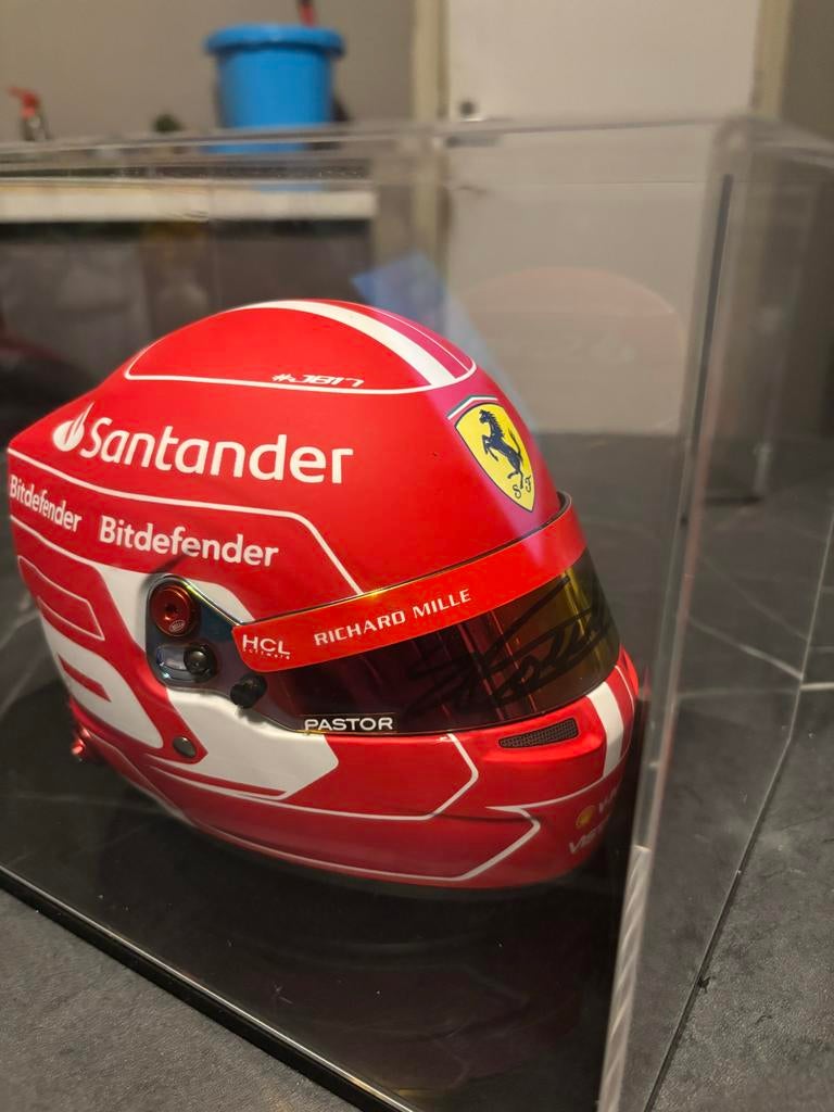 1:2 Gesigneerde Charles Leclerc helm met display, Verzamelen, Automerken, Motoren en Formule 1, Ophalen of Verzenden, Zo goed als nieuw
