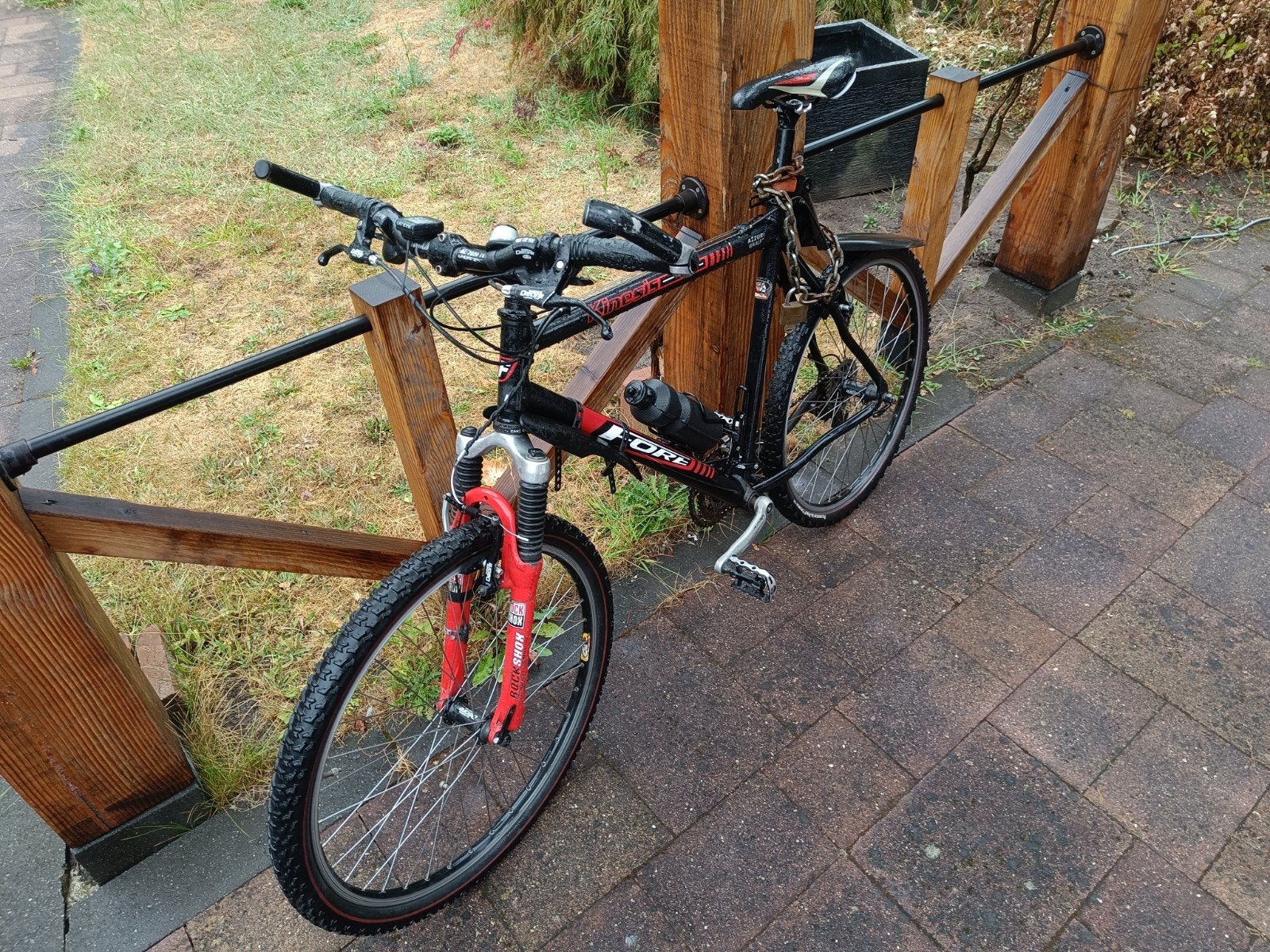 Zwart-rode mountainbike met spatbord, Fietsen en Brommers, Fietsen | Mountainbikes en ATB, Gebruikt, Hardtail, 53 tot 57 cm, Ophalen
