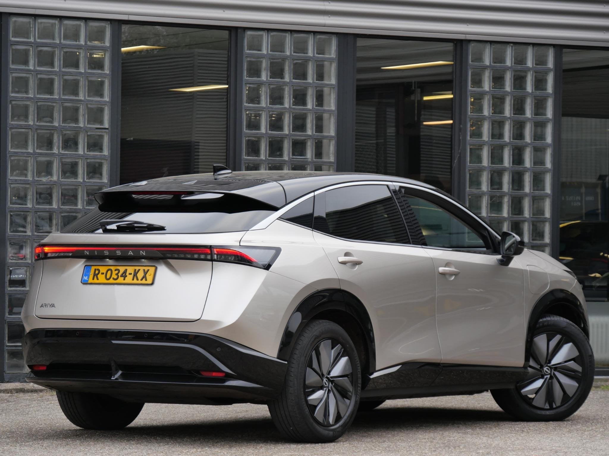 Nissan Ariya 66kWh ADVANCE/ WARMTEPOMP/ 360 CAMERA/ ELEKT., Auto's, 750 kg, 40 min, Leder en Stof, SUV of Terreinwagen