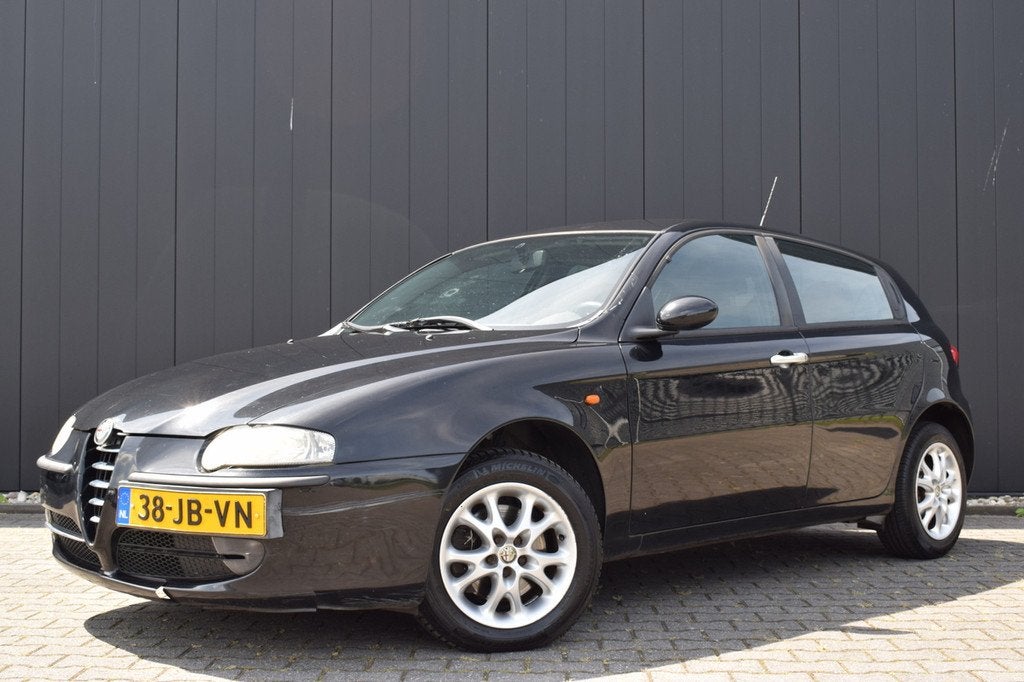 Alfa Romeo 147 1.6 T.Spark Progression ECC | Velours | Kenwo, Auto's, Alfa Romeo, Voorwielaandrijving, Gebruikt, Zwart, 4 cilinders
