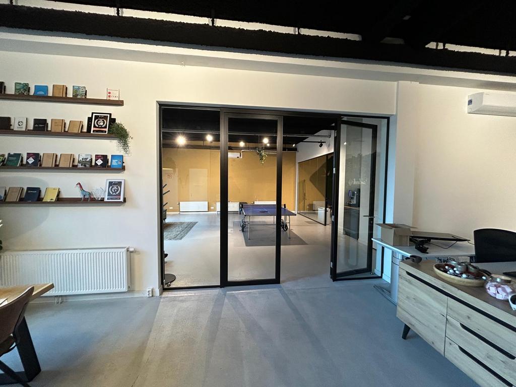 Zwart aluminum binnen kozijn met dubbele deuren., Ophalen of Verzenden, Zo goed als nieuw