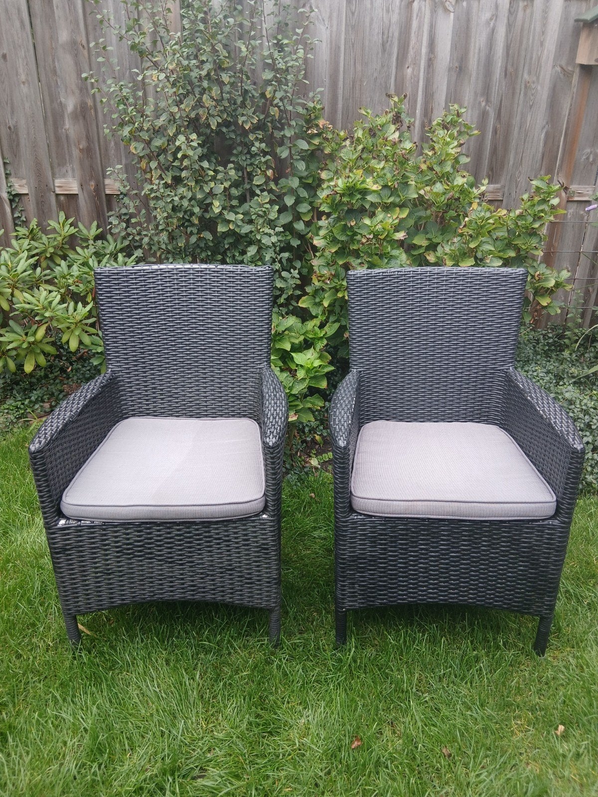 2x Wicker tuinstoelen antraciet met kussens, Ophalen, Gebruikt, Wicker