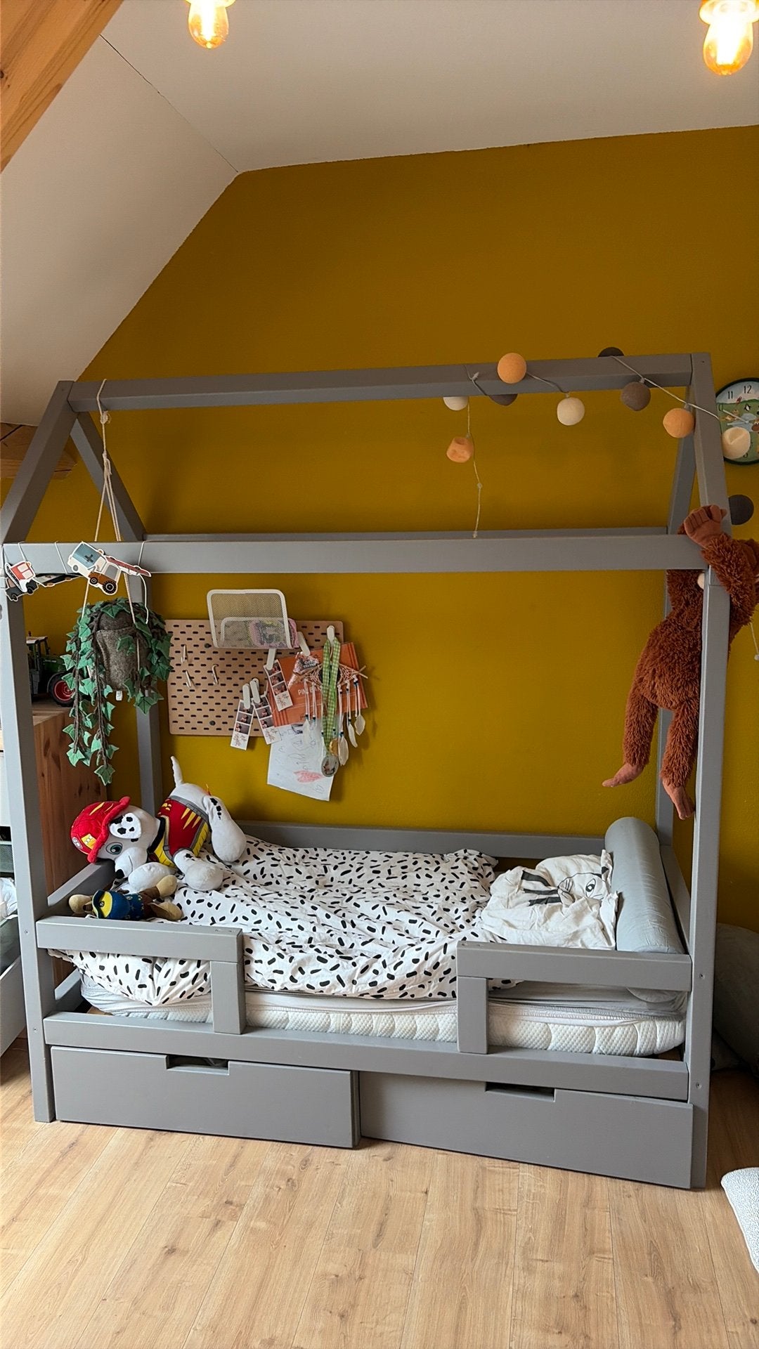 Huisjes bed grijs peuter petit puk, Kinderen en Baby's, Kinderkamer | Bedden, Ophalen, Zo goed als nieuw, 140 tot 160 cm, 70 tot 85 cm