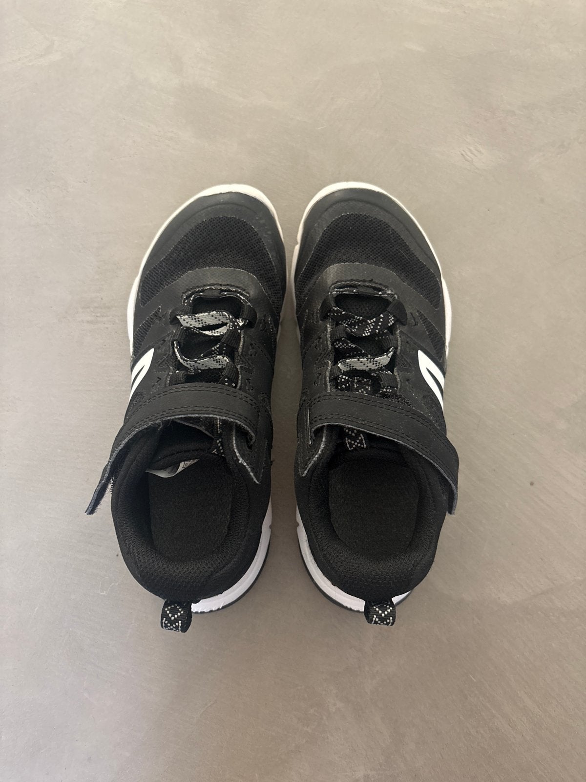 Decathlon Gymschoenen Maat 30 Zwart - Zo goed als nieuw, Ophalen of Verzenden, Zo goed als nieuw, Jongen of Meisje, Sportschoenen