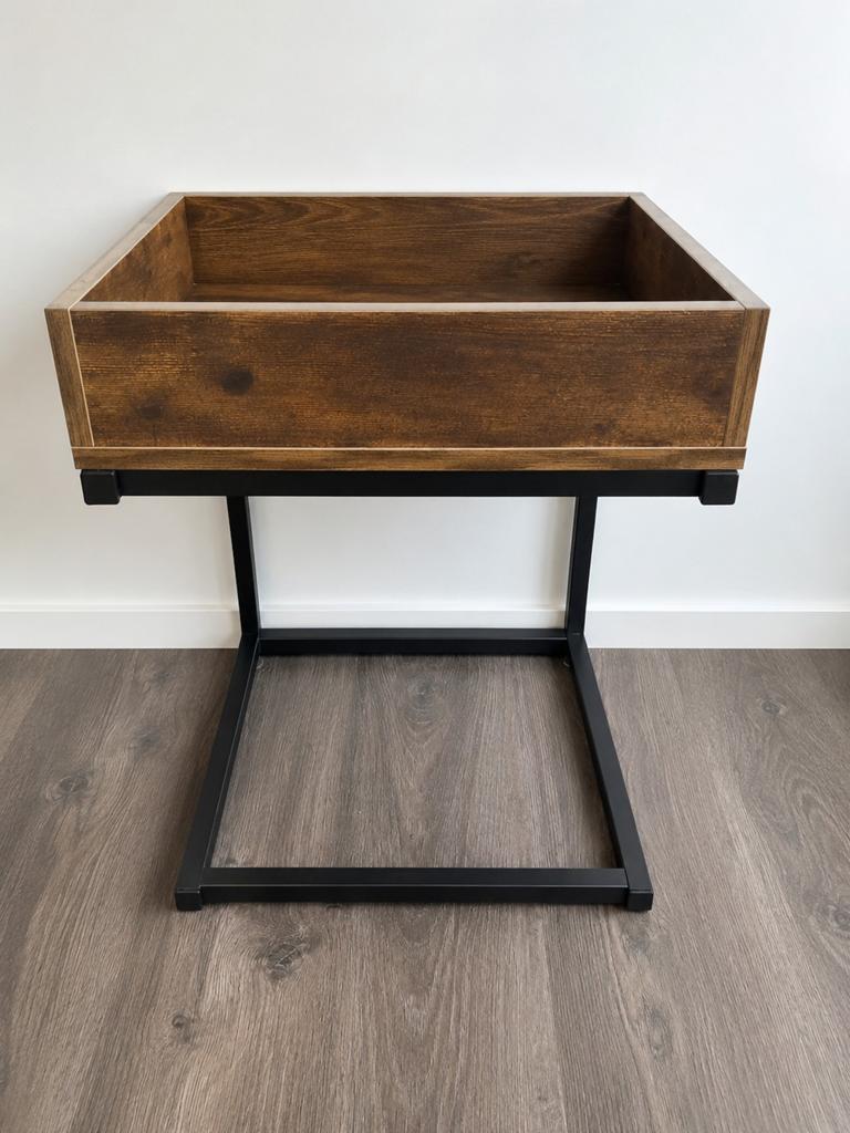 Mooi klein tafeltje met houten bak en metalen onderstel, 45 tot 60 cm, Minder dan 55 cm, Gebruikt, Vierkant