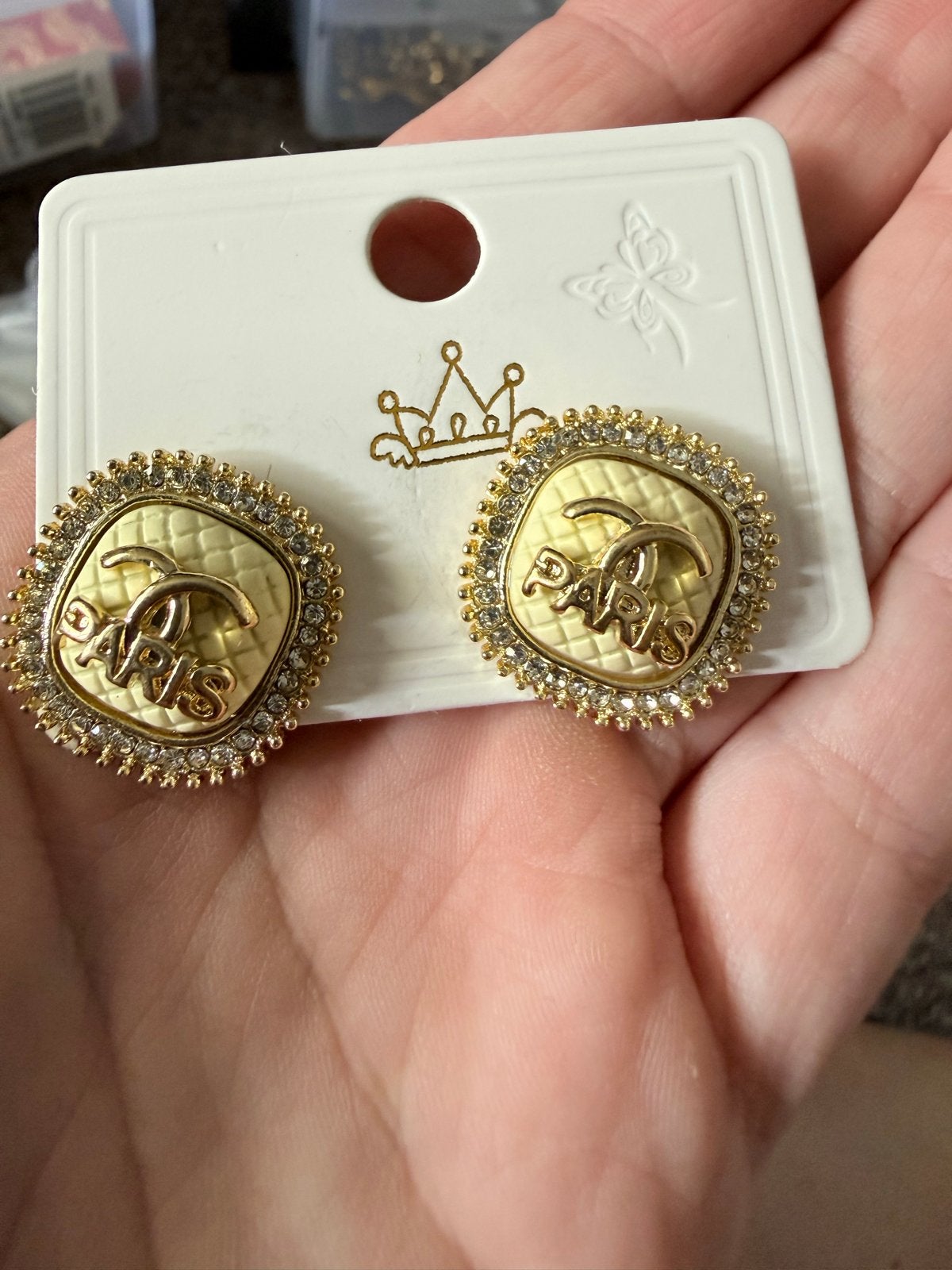 Nieuwe gouden oorbellen met 'Paris' en strass, Overige materialen, Nieuw, Ophalen of Verzenden, Knopjes of Stekers