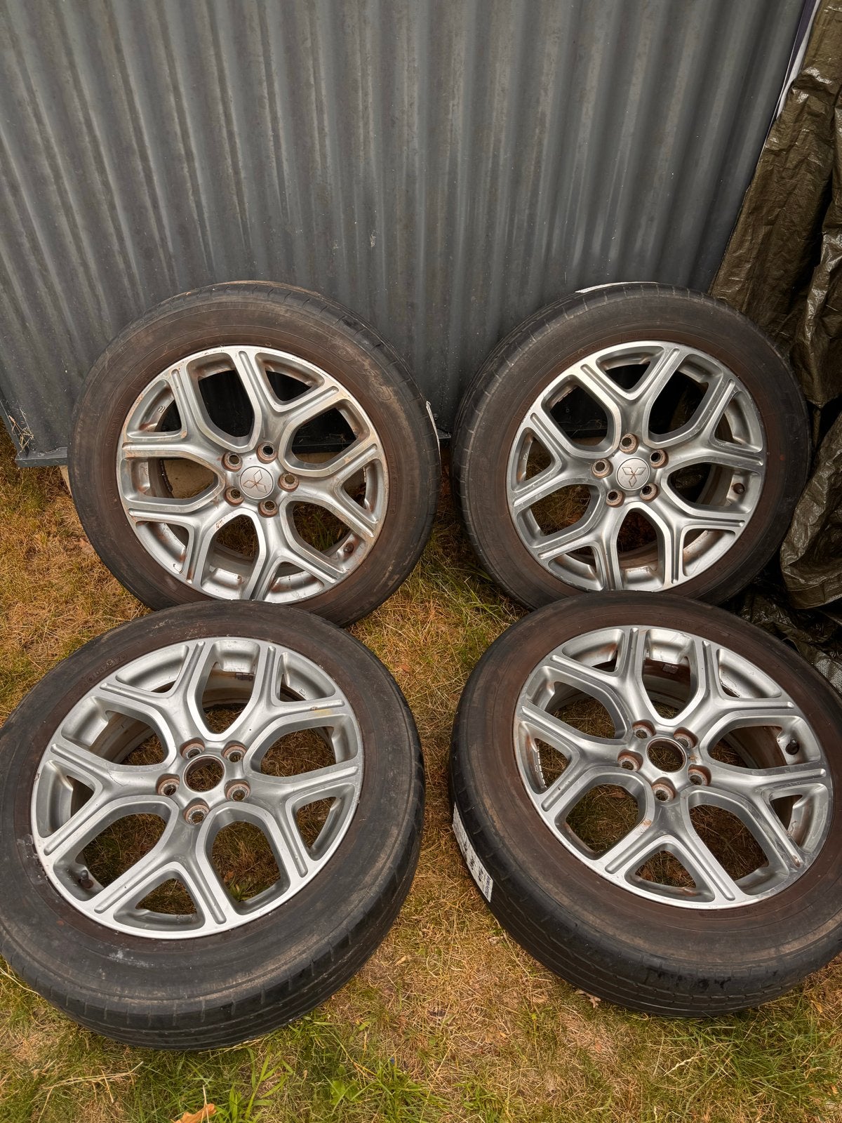 Set van 4 Mitsubishi velgen met zomerbanden 225/55 R18, Ophalen, 16 inch, Banden en Velgen, Personenwagen