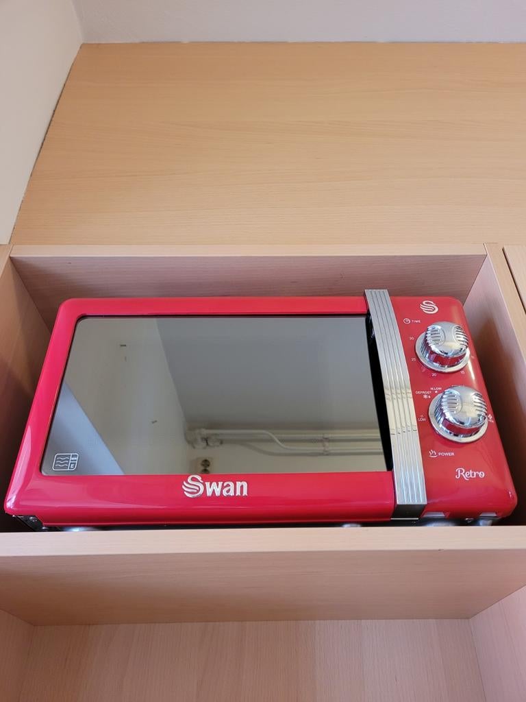 Rode Swan Retro Magnetron, Witgoed en Apparatuur, Magnetrons, Zo goed als nieuw, Draaiplateau, Ophalen