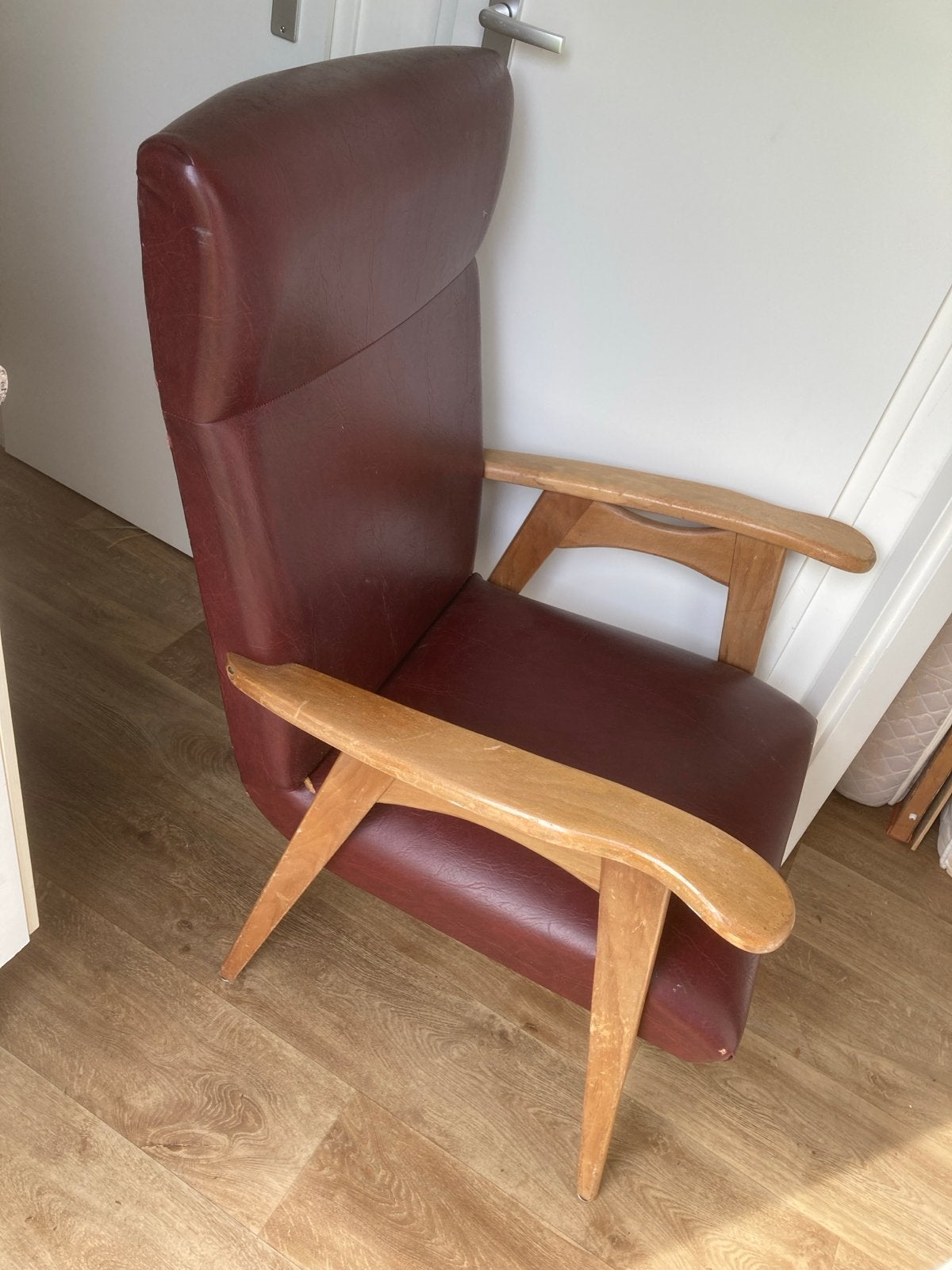 Vintage fauteuil met skai leer mid century scandinavisch, Antiek en Kunst, Antiek | Meubels | Stoelen en Banken, Ophalen