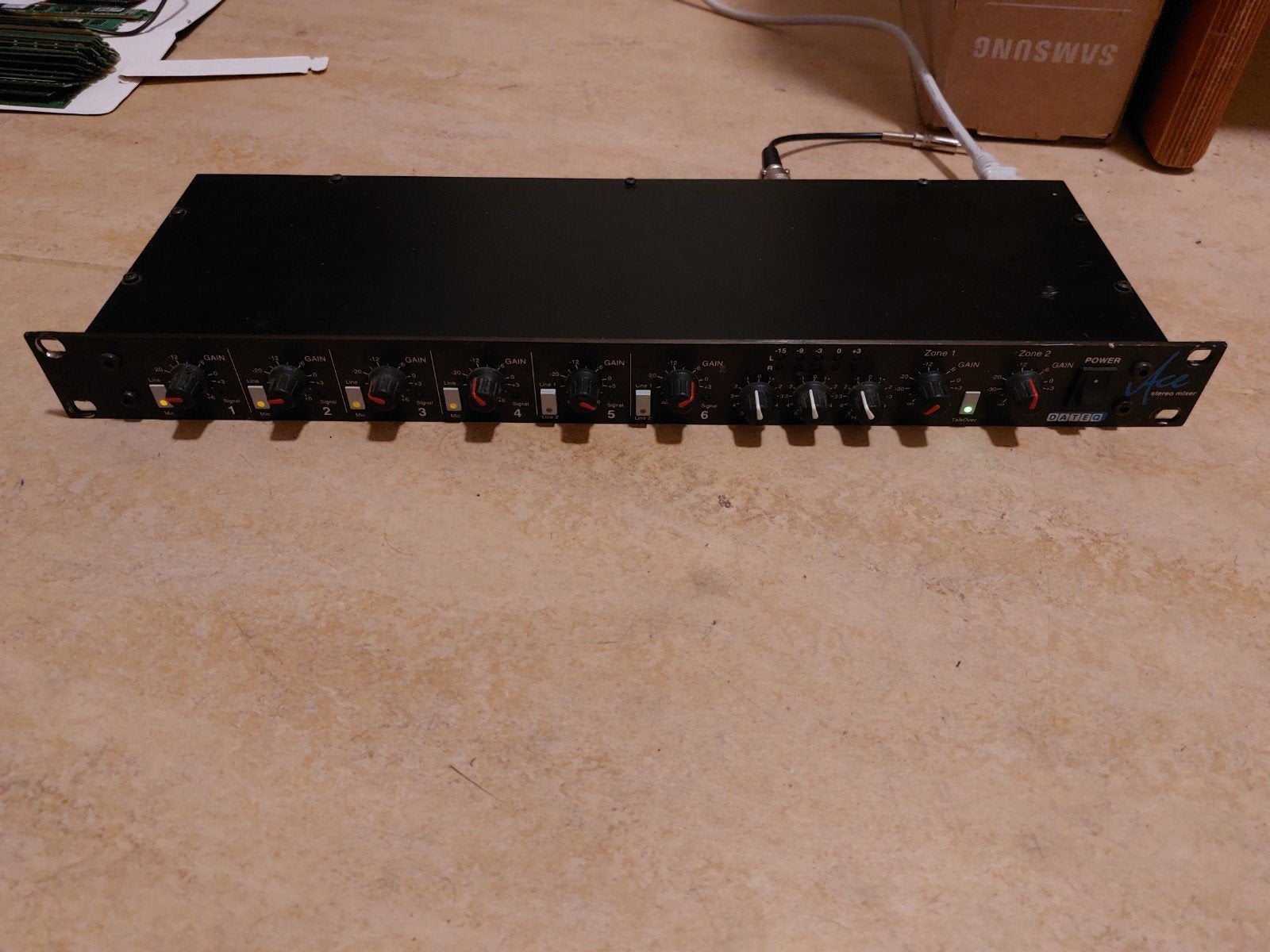 Dateq Ace 6-Kanaal Stereo Multizone Installatiemixer 19 inch, Muziek en Instrumenten, Ophalen of Verzenden, Zo goed als nieuw