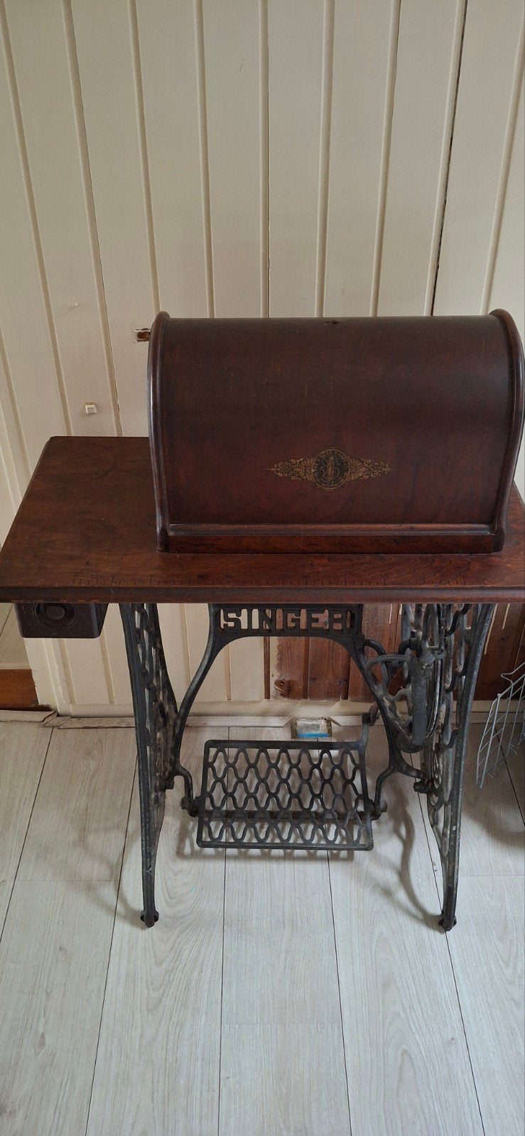 Antieke Singer Naaimachine met Houten Tafel en Kap, Ophalen