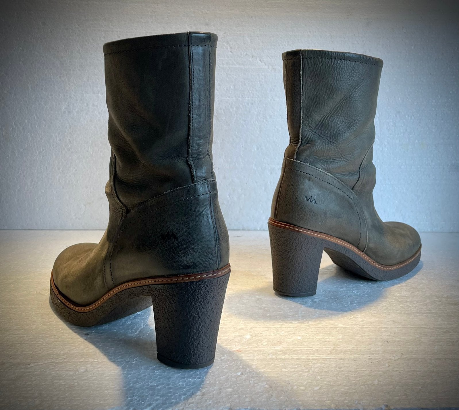VIA VAI enkel korte laarzen met hoge hak grijs / groen 38, Kleding | Dames, Schoenen, Ophalen of Verzenden, Zo goed als nieuw