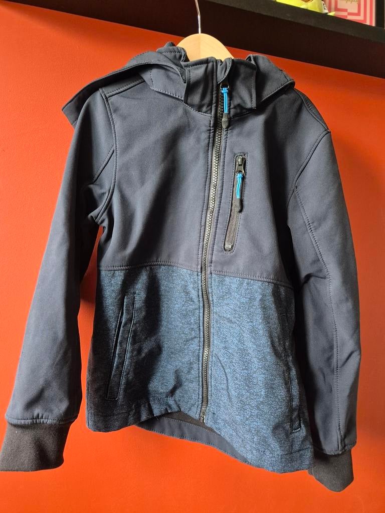 H&M donkerblauw softshell jas maat 134, Kinderen en Baby's, Gebruikt, H&M, Ophalen of Verzenden, Jongen