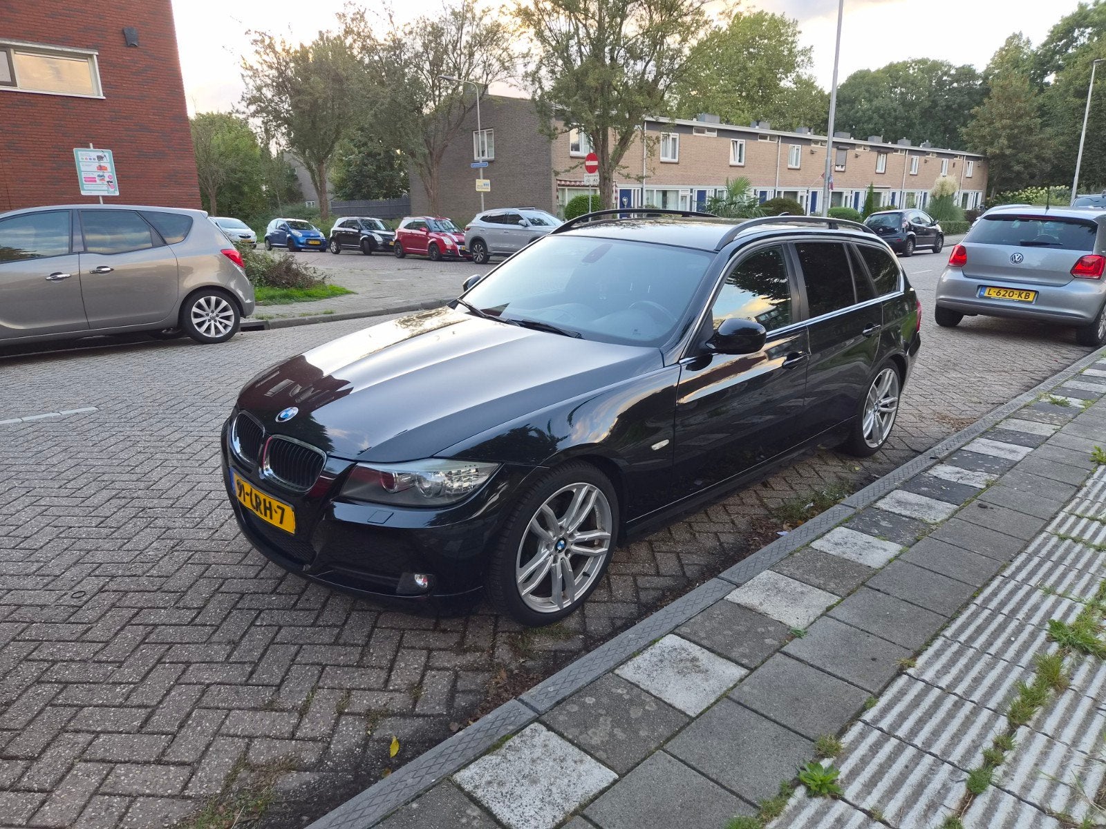 BMW 3-Serie 2.0 318 I Touring AUT 2010 Zwart, Auto's, Automaat, 1995 cc, Zwart, 1435 kg