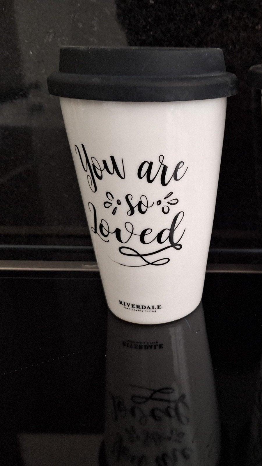 Riverdale Coffee to Go beker - You are so loved, Huis en Inrichting, Keuken | Servies, Keramiek, Overige typen, Ophalen of Verzenden