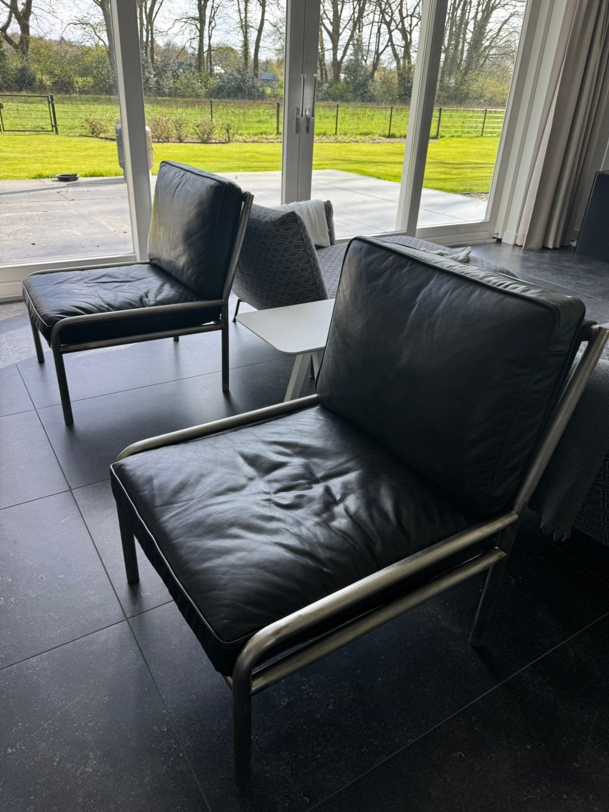 2 moderne zwarte leren stoelen, Ophalen, Eenpersoons, 75 tot 100 cm, Zo goed als nieuw