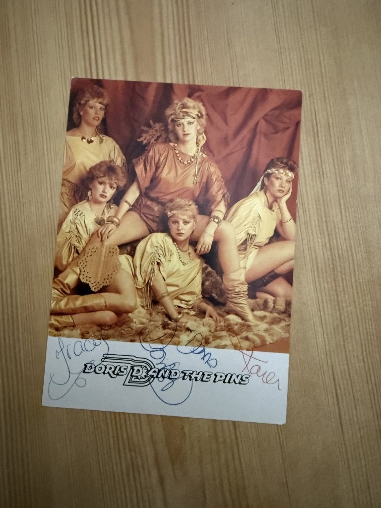 Fotokaart Doris D and the Pins - strooikaart - jaren '80, Verzamelen, Ophalen of Verzenden, Zo goed als nieuw, Foto of Kaart, Gesigneerd