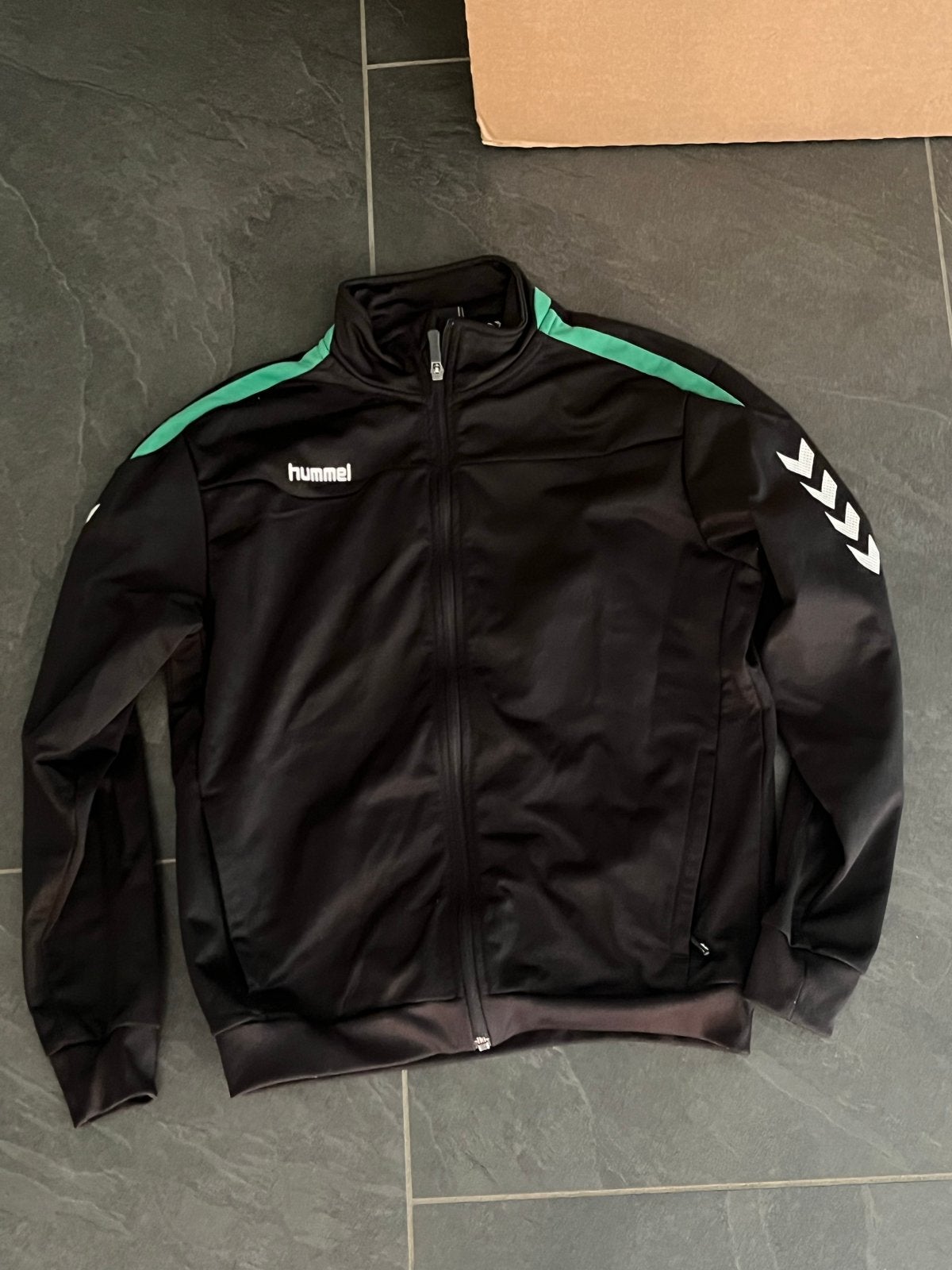 Hummel trainingsjack maat 164 zwart met groen, Ophalen of Verzenden, Gebruikt, Jongen of Meisje, Jas