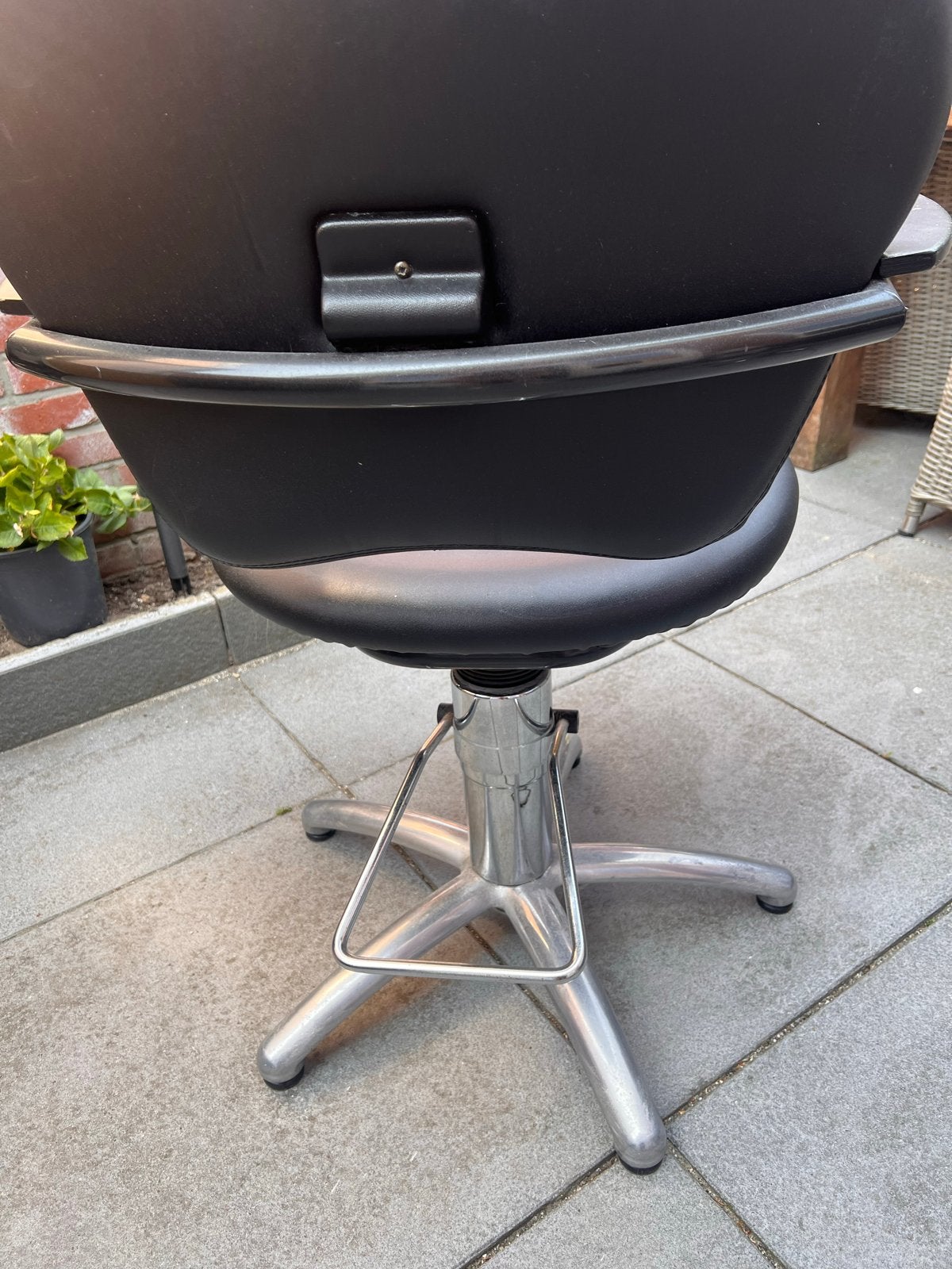 Zwarte kappersstoel met verstelbare hoogte, Huis en Inrichting, Stoelen, Ophalen, Gebruikt, Zwart, Leer