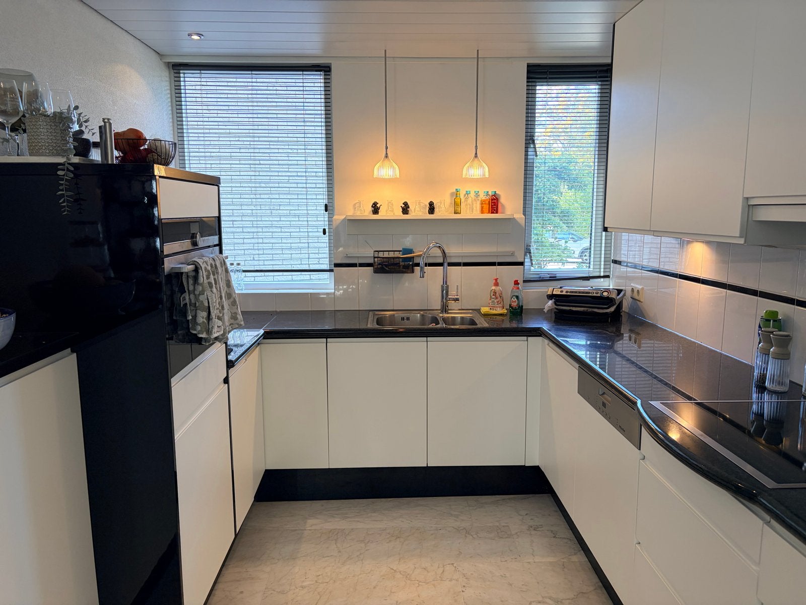 Greeploze Siematic U-keuken met granieten blad inclusief bar, Huis en Inrichting, Ophalen, Gebruikt, U-keuken, Wit