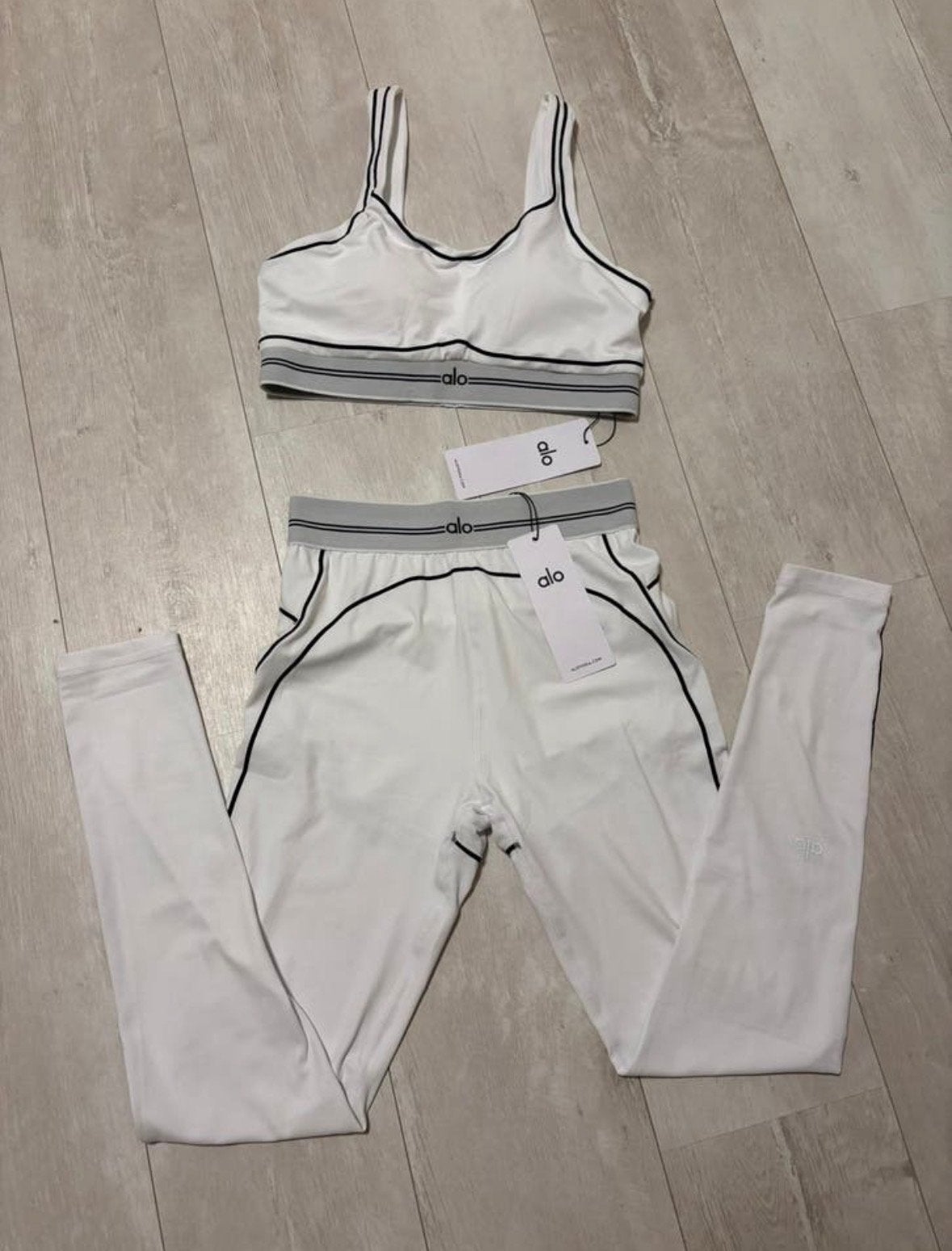 Alo Yoga sportset: legging en sportbeha, maat S, Wit, Nieuw, Ophalen of Verzenden, Maat 36 (S)