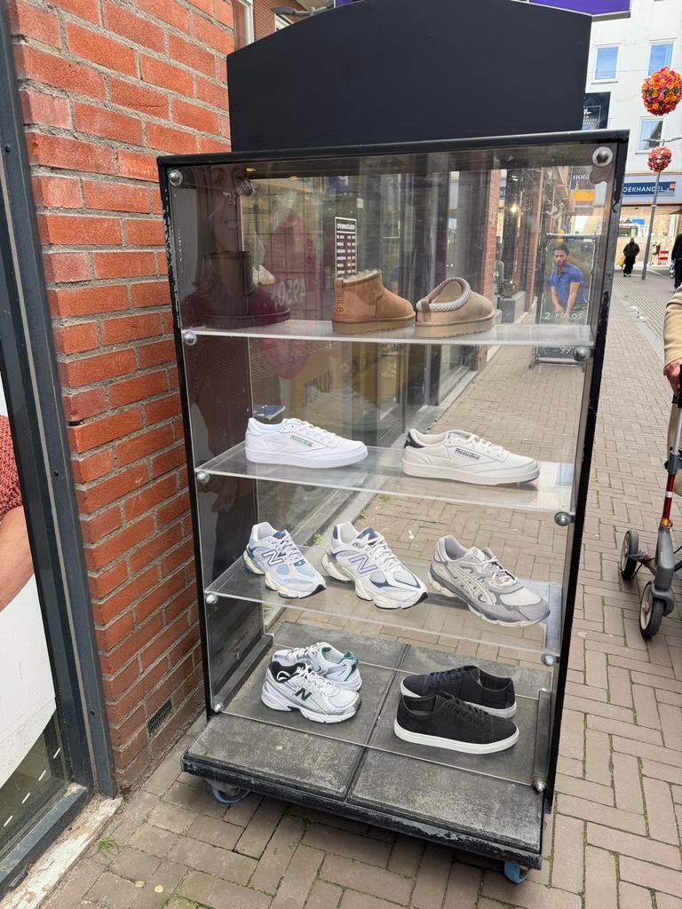 Presentatie bak / vitrinekast op wielen gratis af te halen, Ophalen, Met plank(en), Gebruikt, 50 tot 100 cm