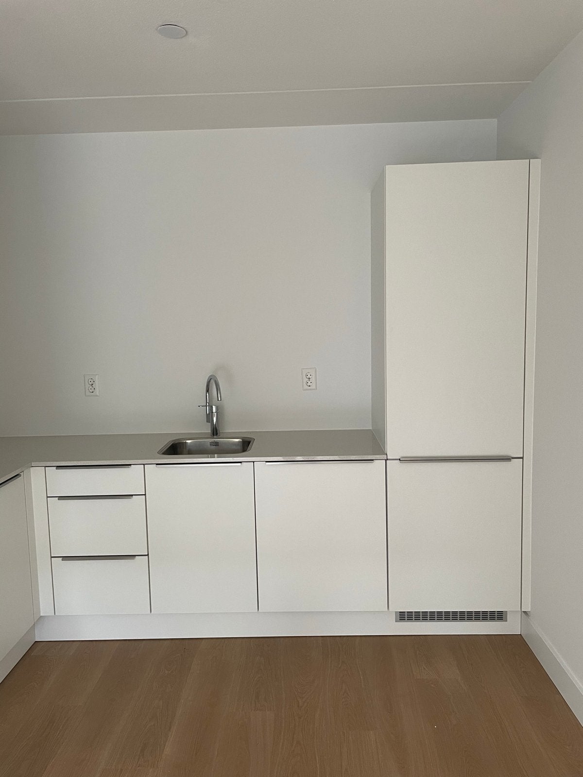 Moderne witte hoekkeuken met apparatuur, Ophalen, Wit, Hoekkeuken, Nieuw